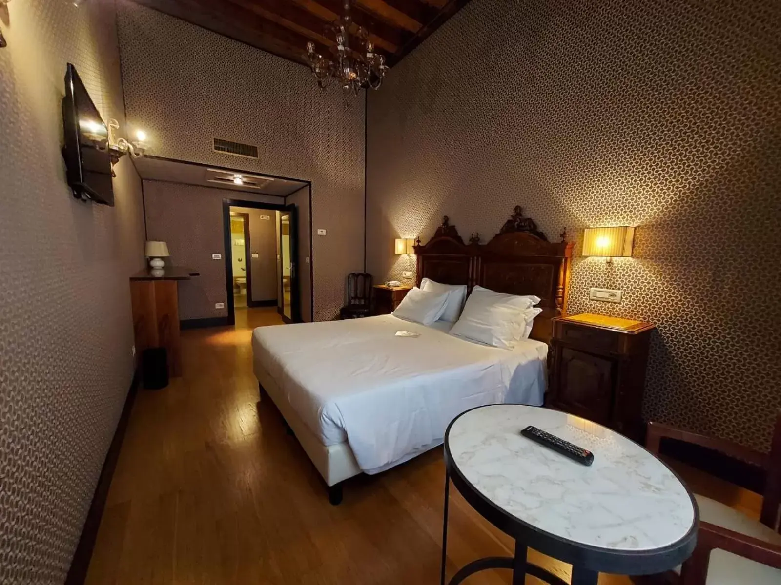 Bedroom, Bed in Hotel Saturnia & International