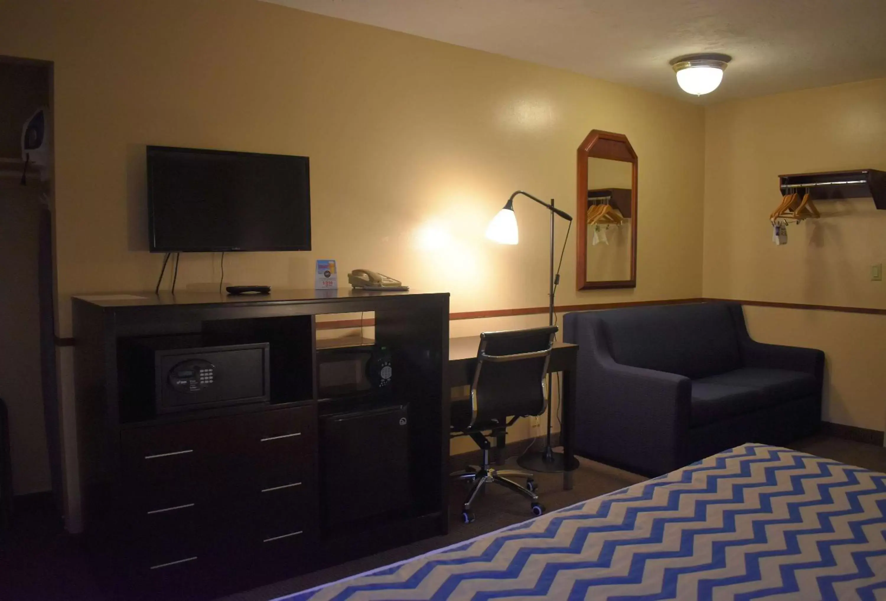Photo of the whole room, TV/Entertainment Center in SureStay Hotel by Best Western Portland City Center