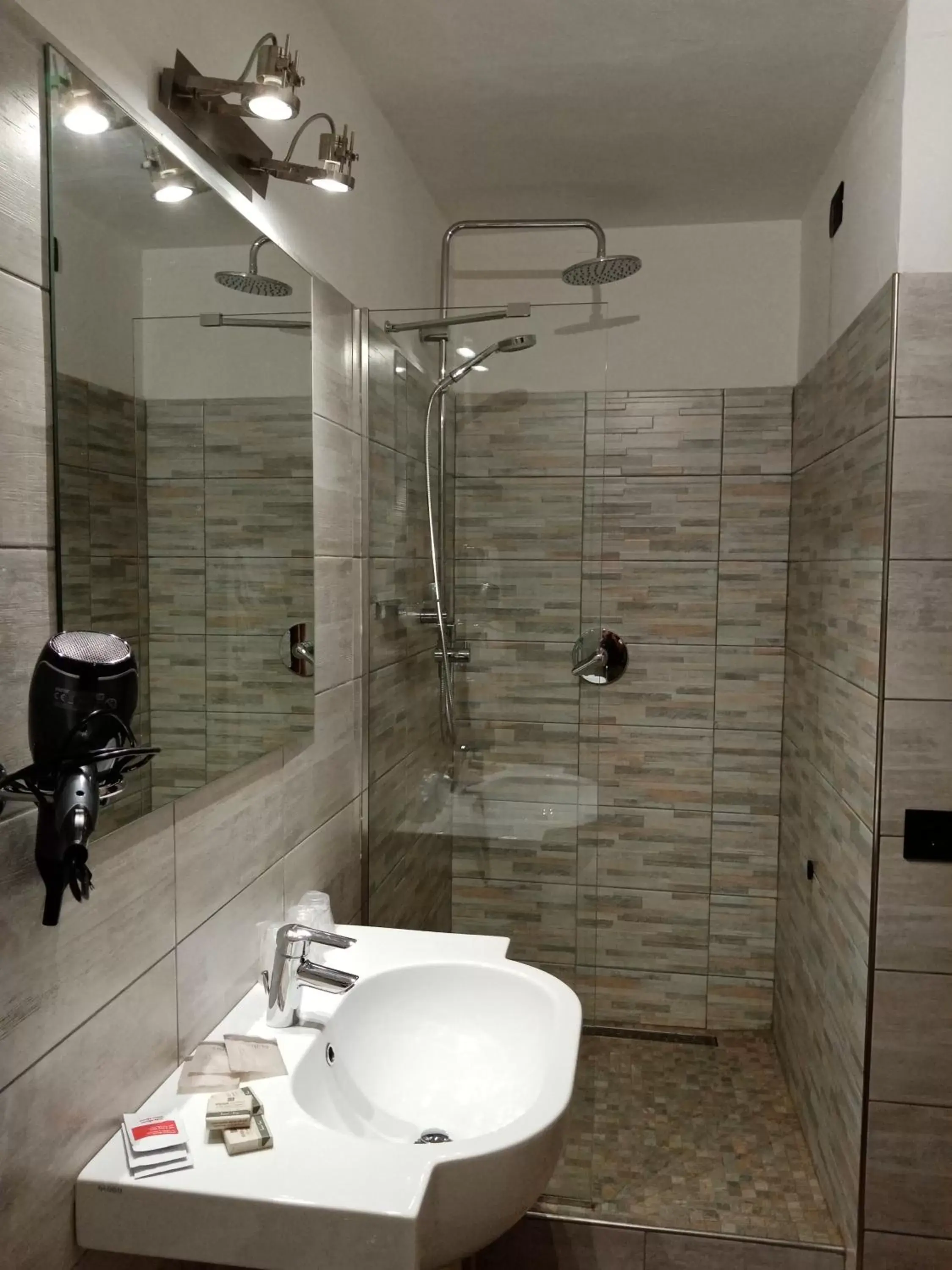 Shower, Bathroom in Hotel Astoria