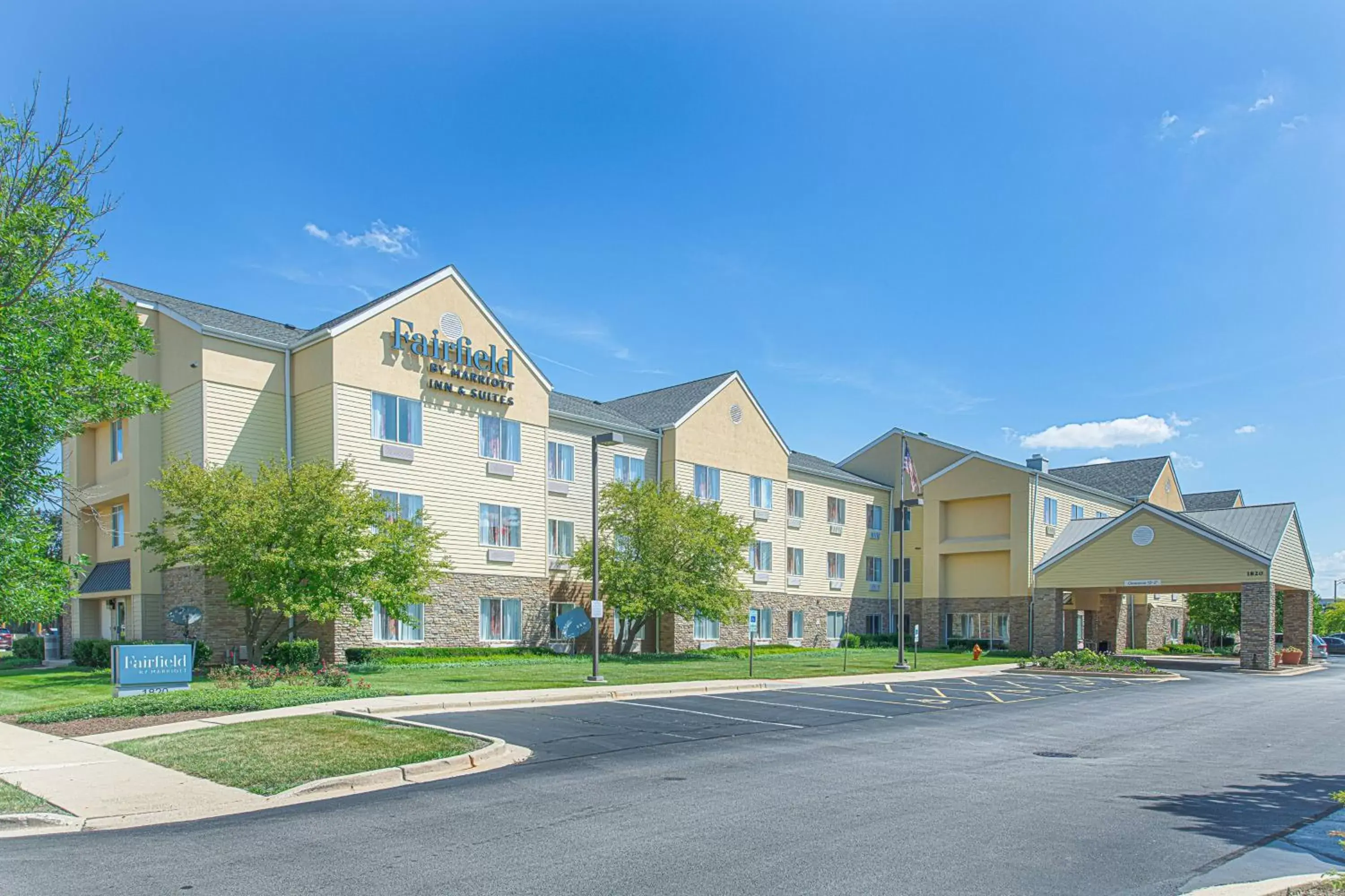 Property Building in Fairfield Inn & Suites by Marriott Chicago Naperville