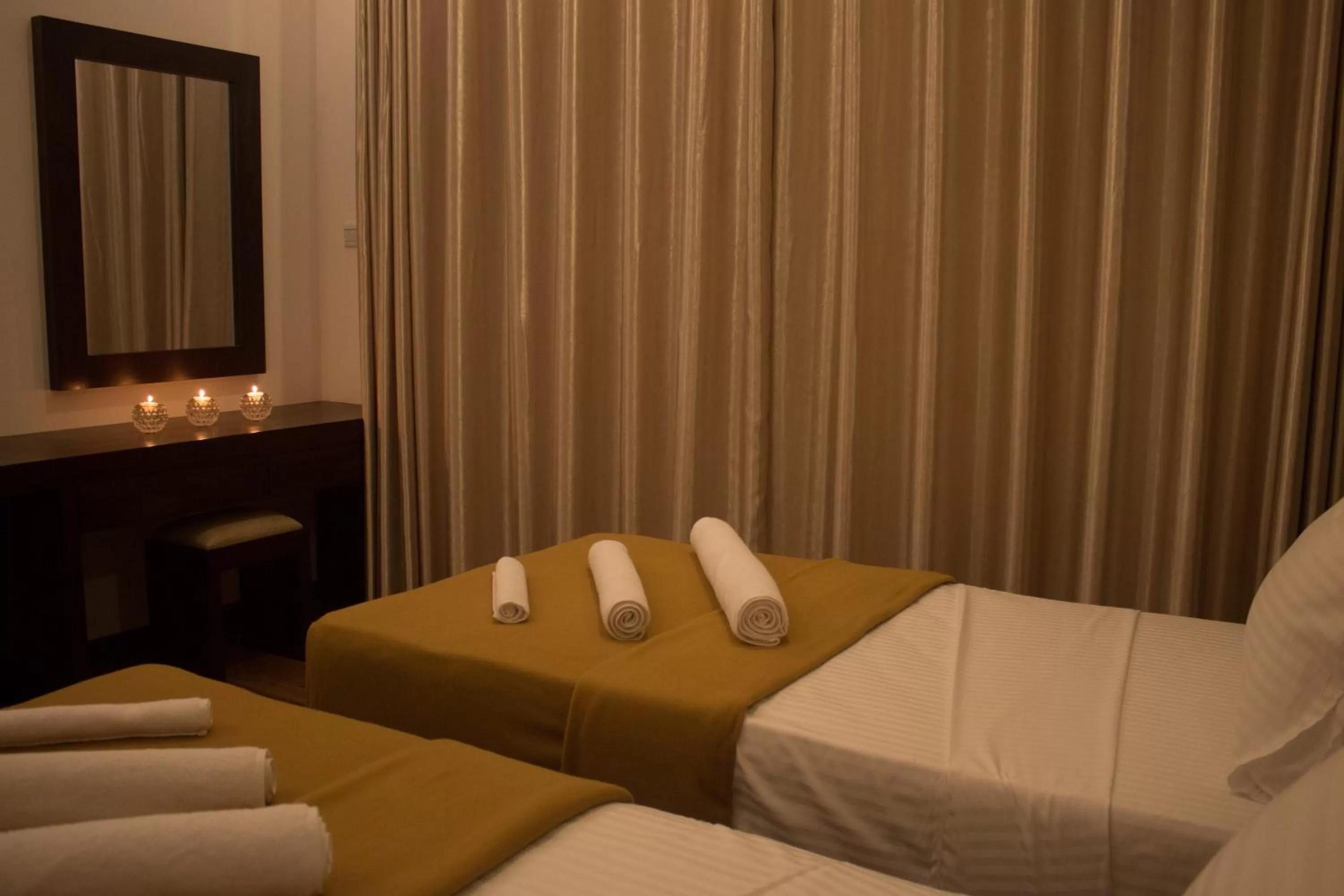 Bedroom, Bed in The Suite 262