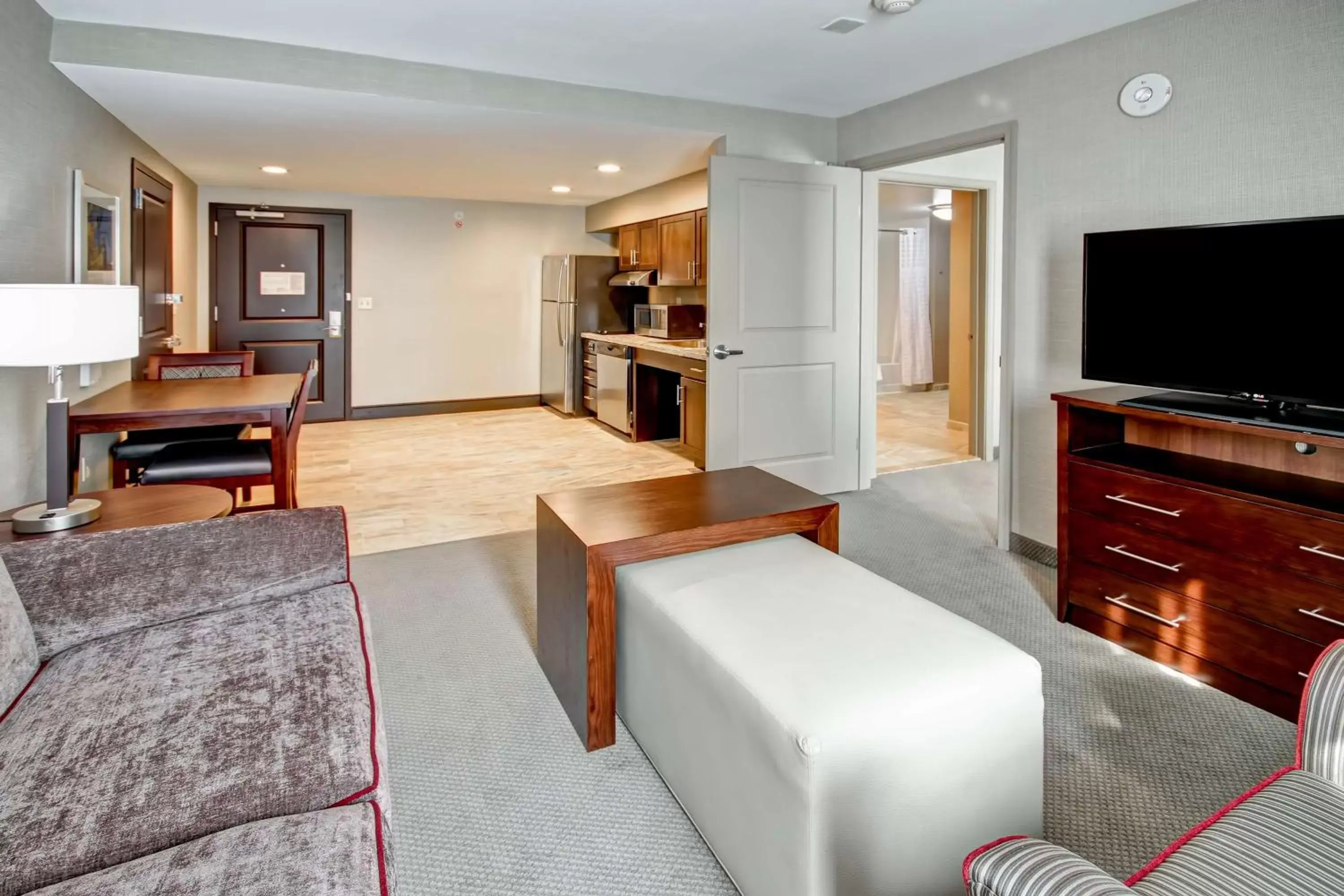 Living room, TV/Entertainment Center in Homewood Suites by Hilton Bridgewater/Branchburg