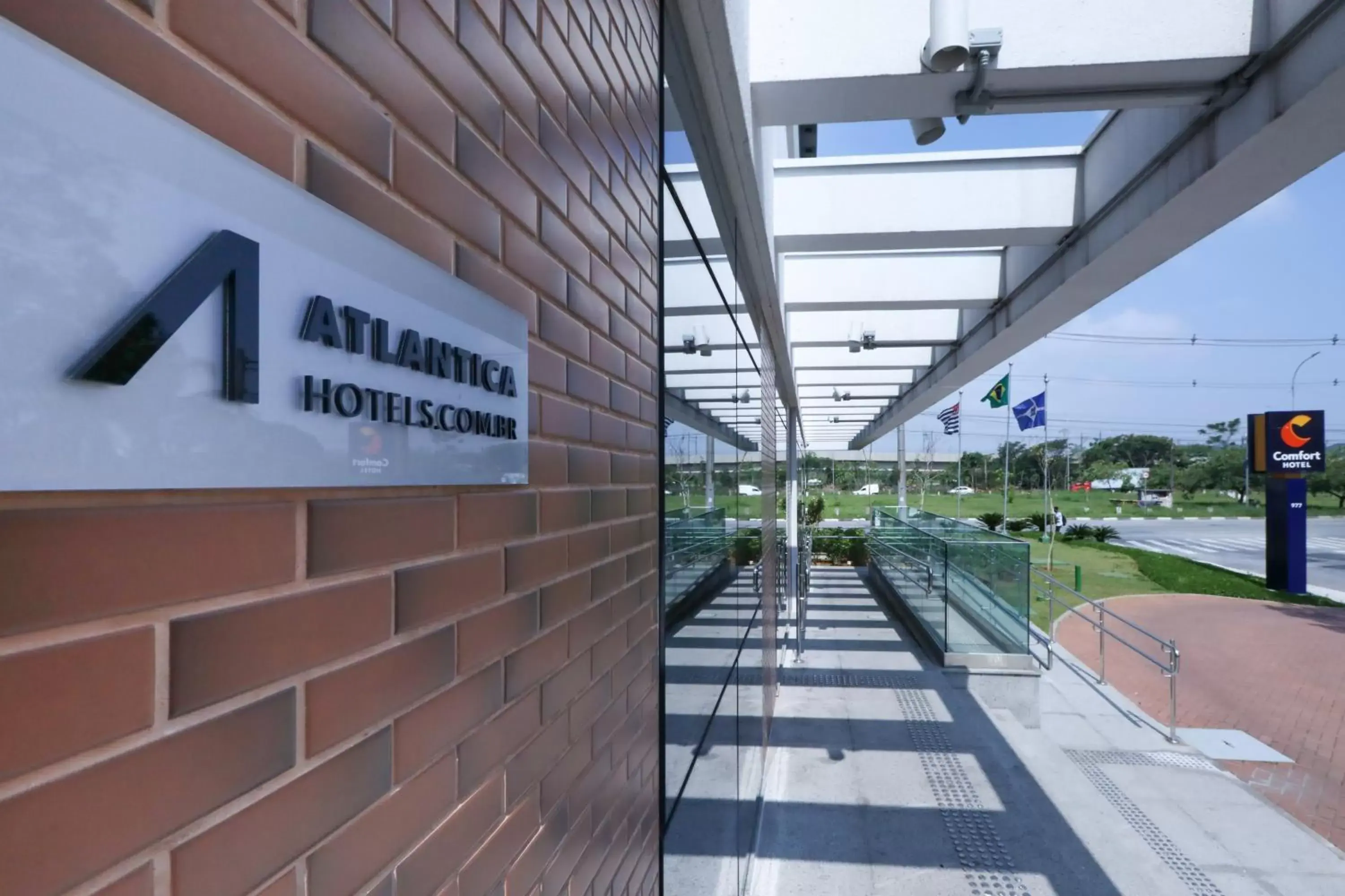 Facade/entrance, Swimming Pool in Comfort Hotel Guarulhos Aeroporto