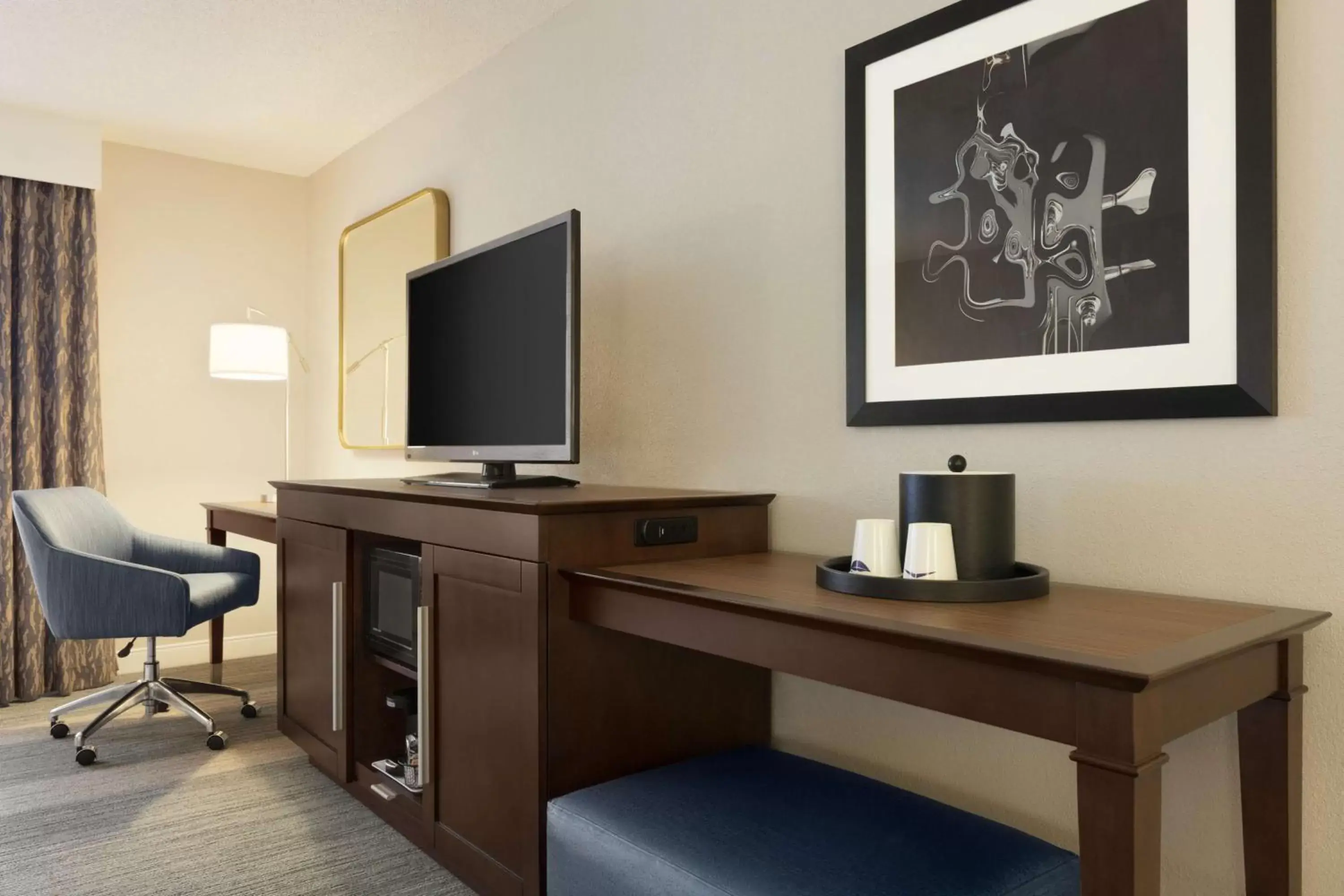 Bedroom, TV/Entertainment Center in Hampton Inn & Suites Nashville-Downtown