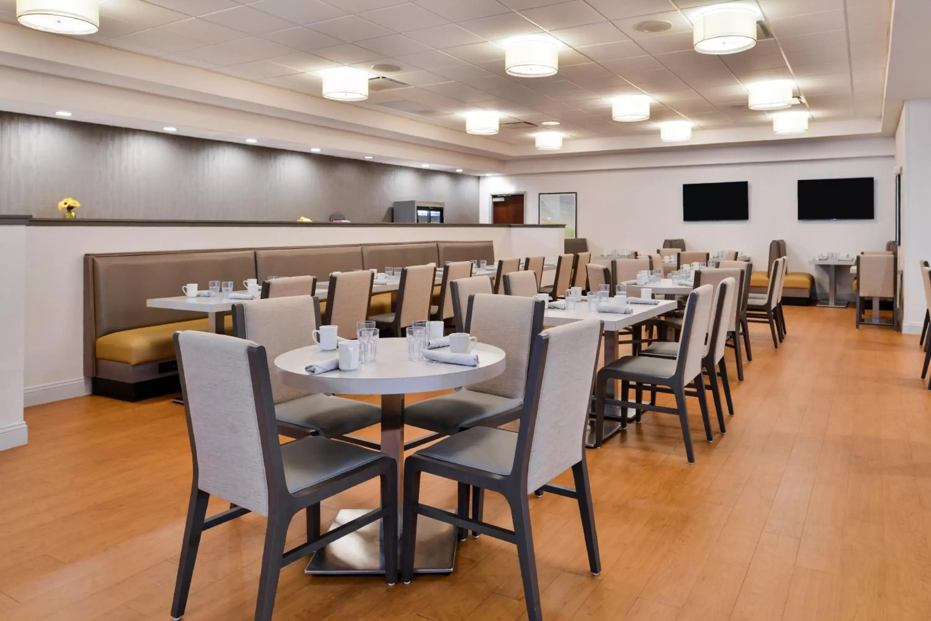 Breakfast, Restaurant/Places to Eat in Holiday Inn Hotel & Suites Rochester - Marketplace, an IHG Hotel