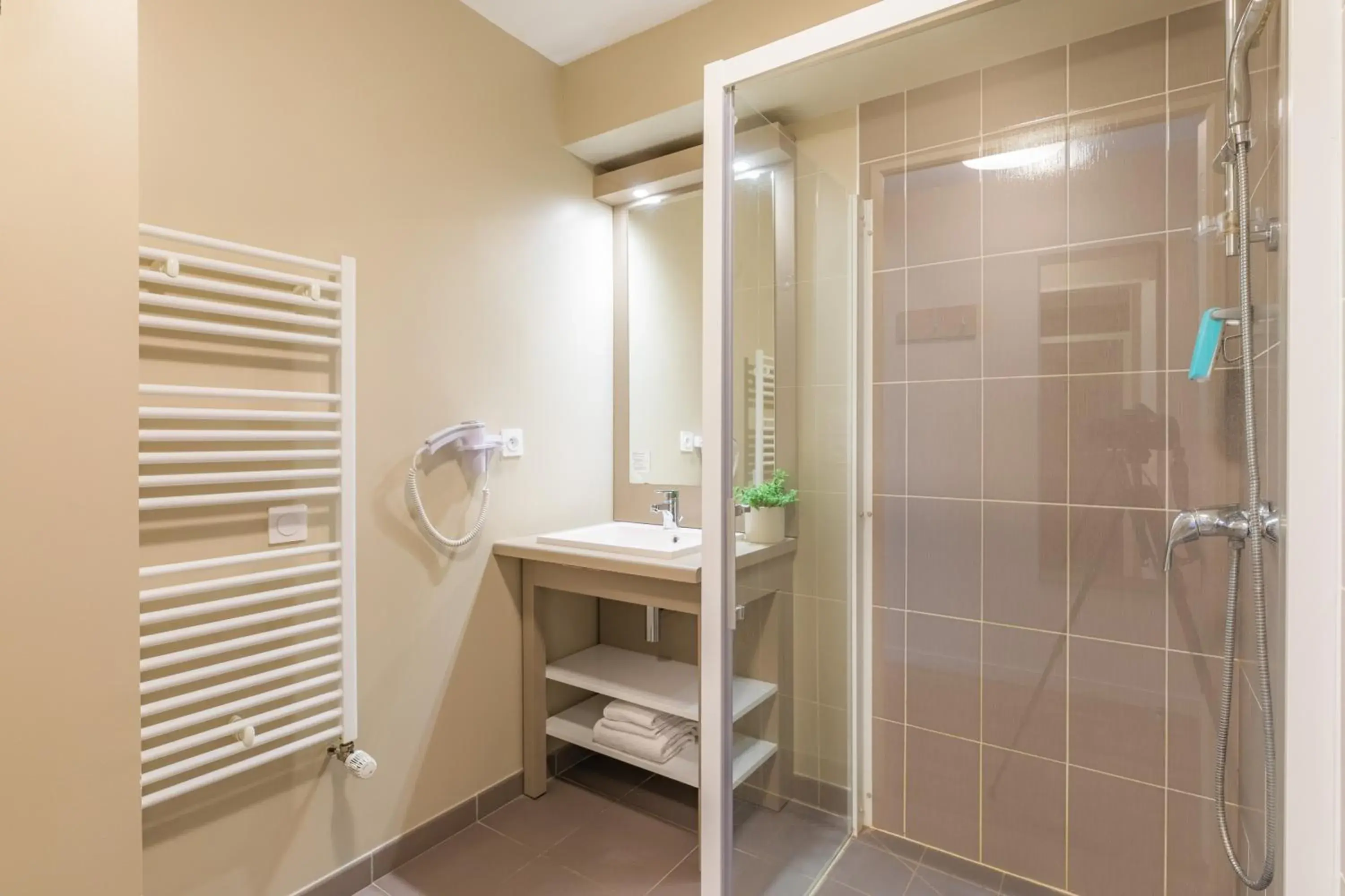 Shower, Bathroom in Appart'City Confort Rennes - Cesson Sévigné