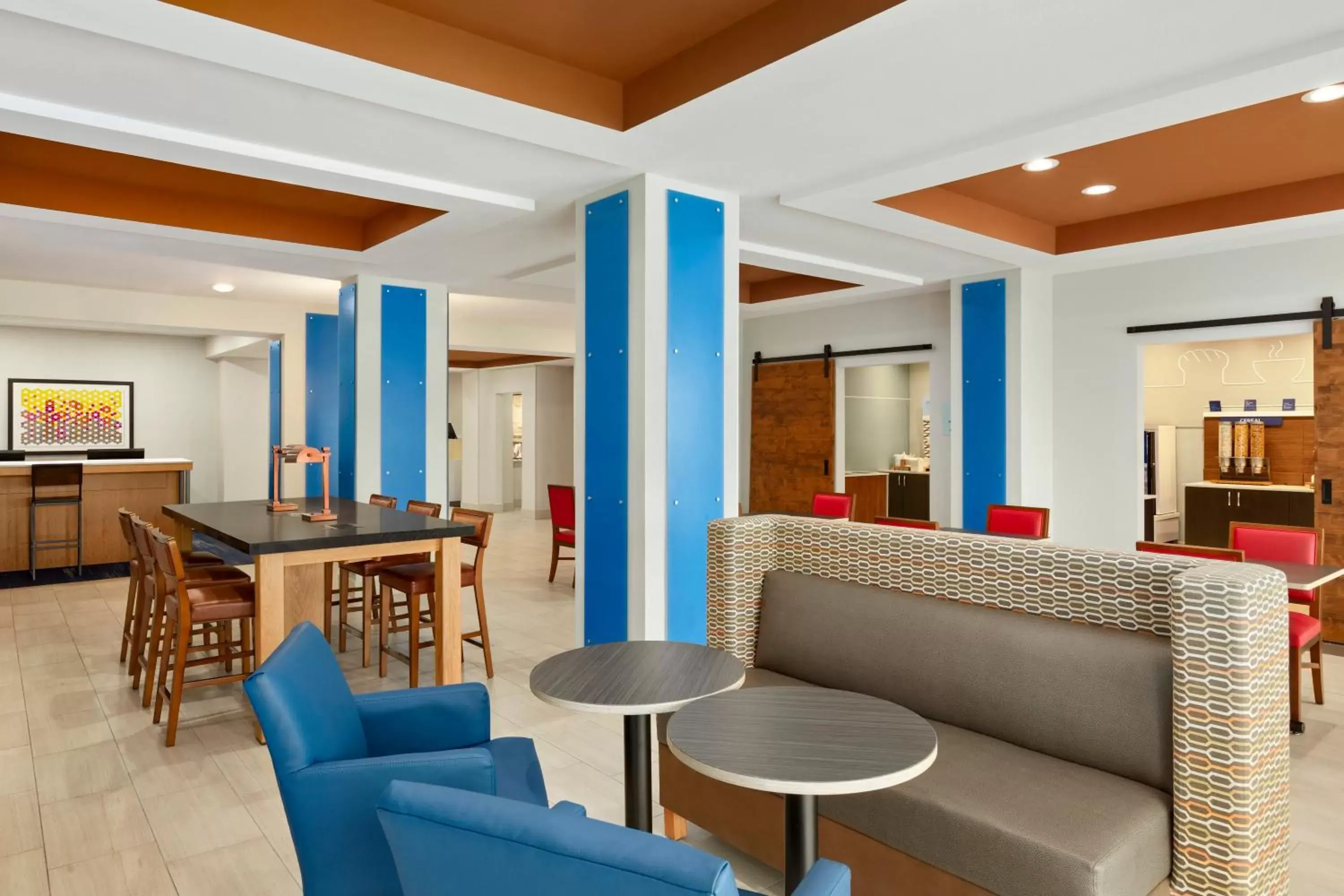 Breakfast, Lounge/Bar in Holiday Inn Express Hotel & Suites Fort Myers East - The Forum, an IHG Hotel