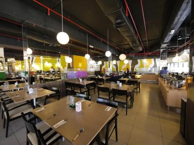 Restaurant/places to eat in Premier Hotel