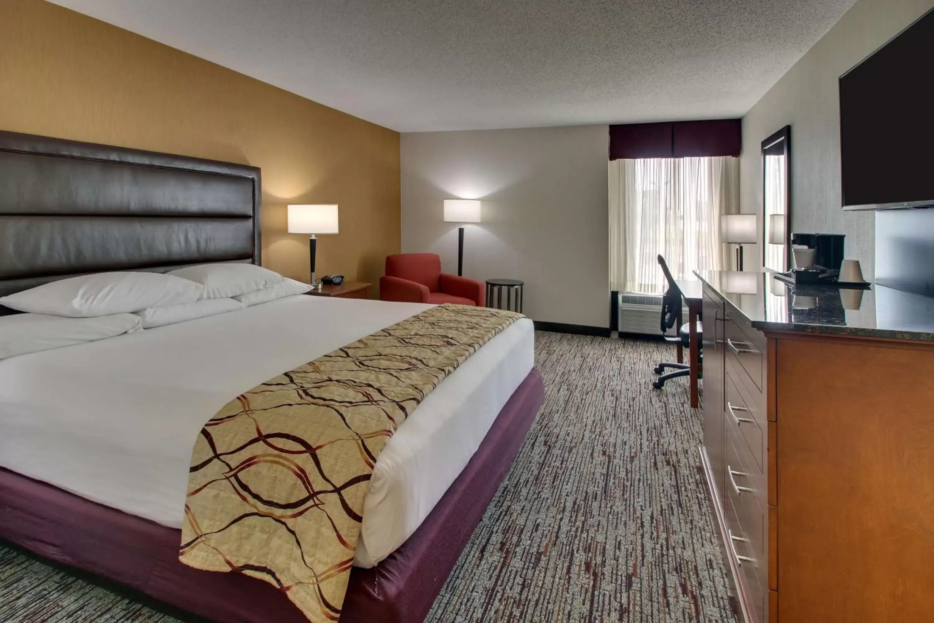 Superior King Room in Drury Inn & Suites Bowling Green Superior King Room in Drury Inn & Suites Bowling Green