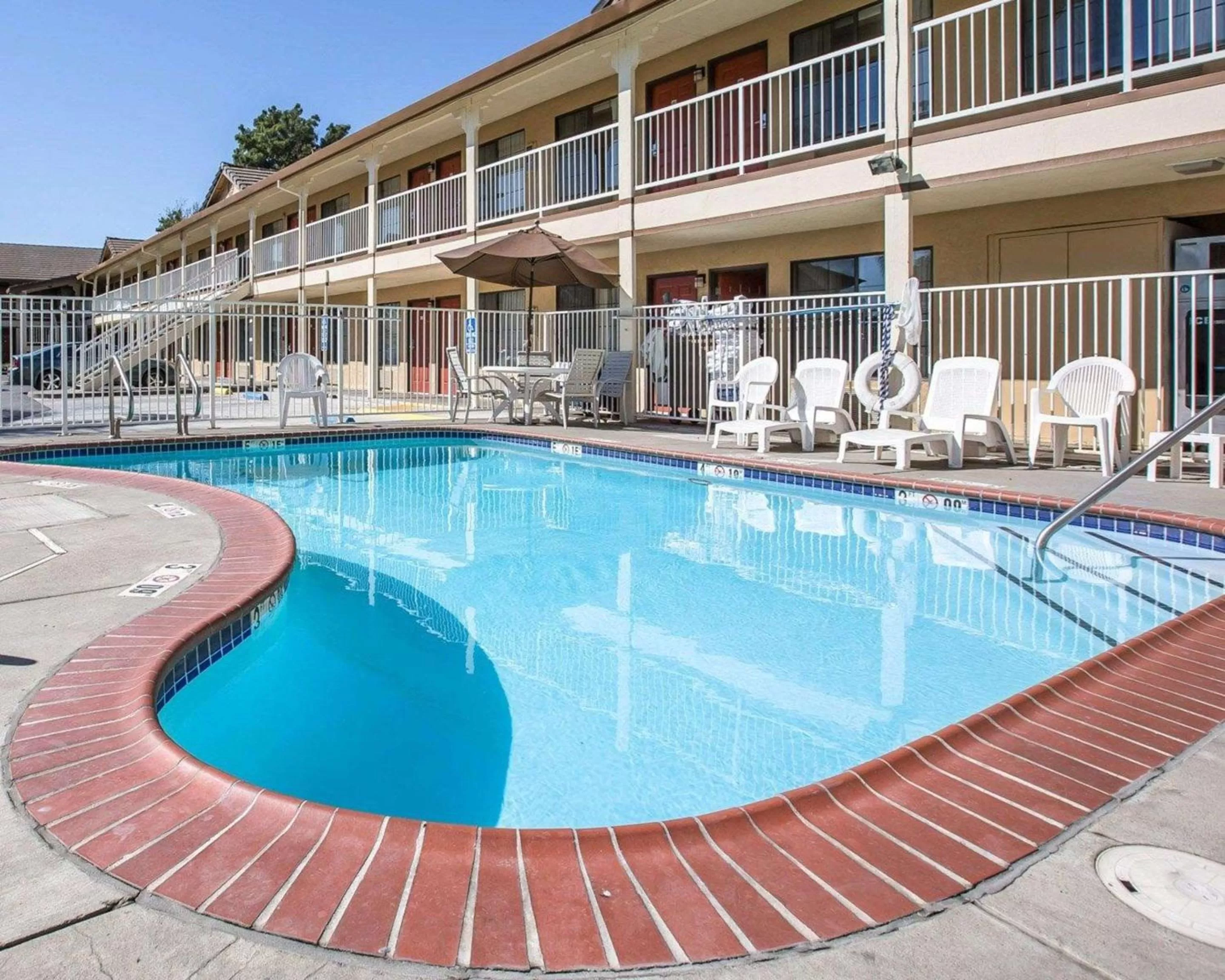 Swimming pool in Quality Inn & Suites Woodland - Sacramento Airport