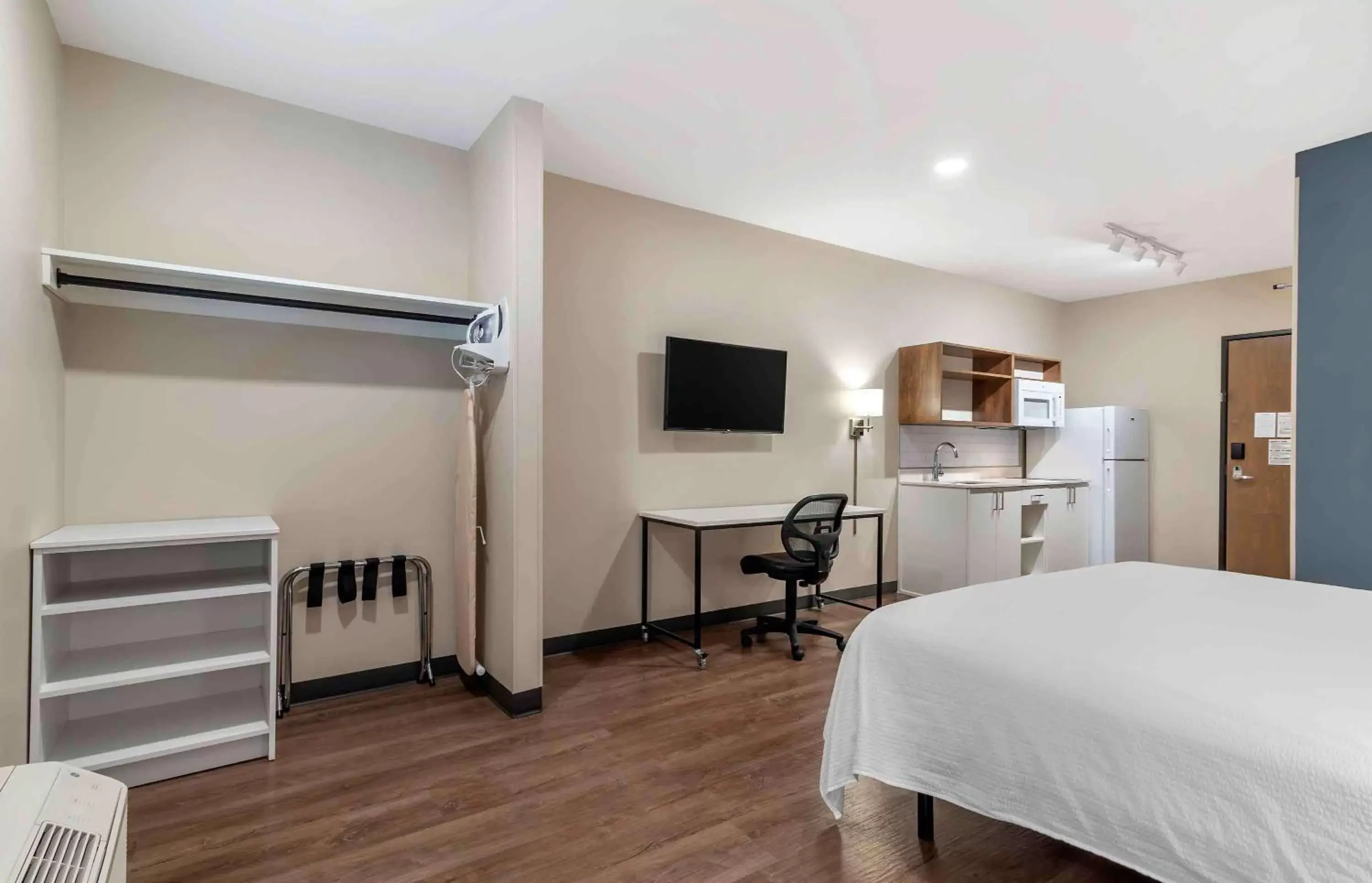 Bedroom, TV/Entertainment Center in Extended Stay America Premier Suites - Atlanta - Newnan