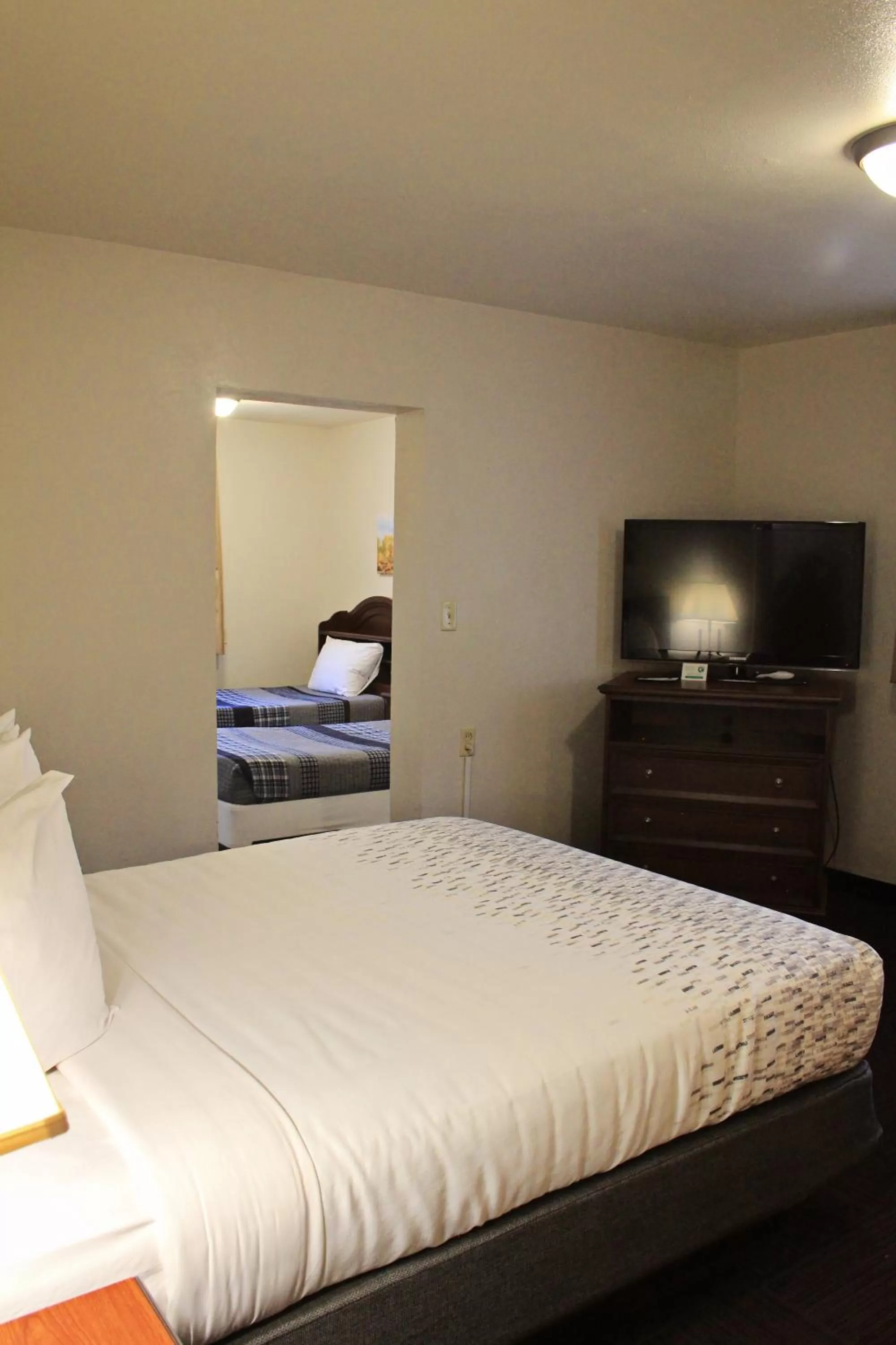 Bedroom, Bed in Bowen Motel