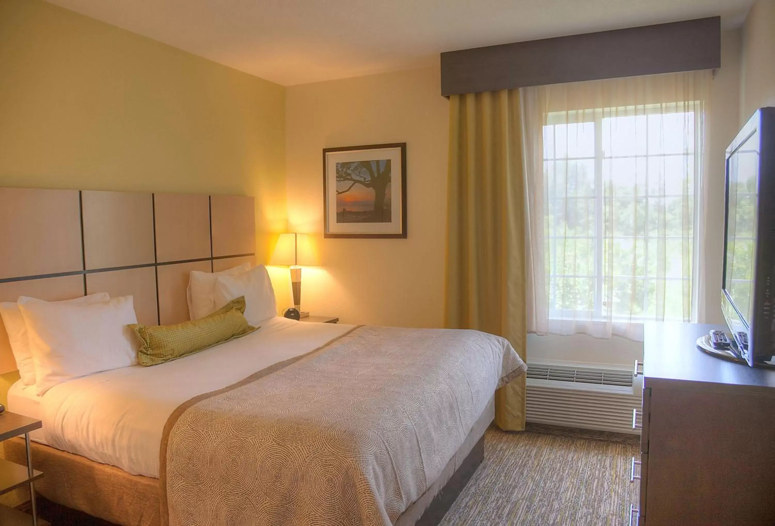 Bedroom, Bed in Candlewood Suites Alexandria, an IHG Hotel