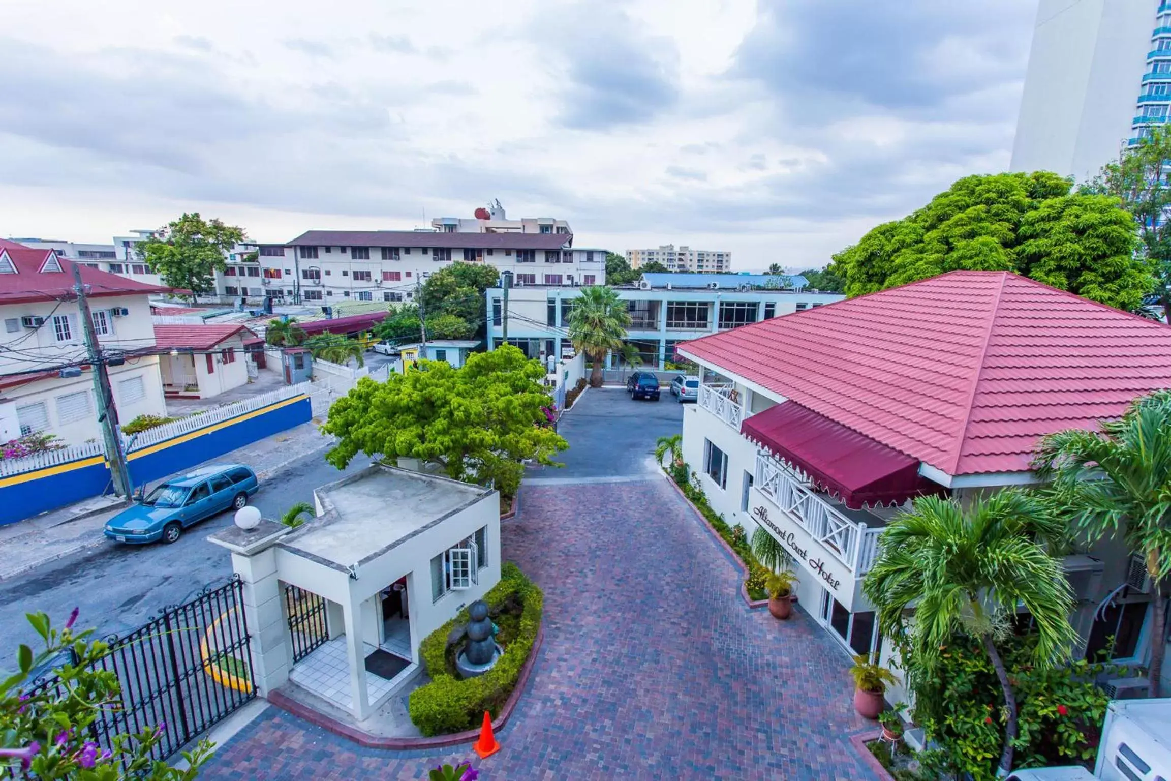 Facade/entrance in Altamont Court Hotel Facade/entrance in Altamont Court Hotel
