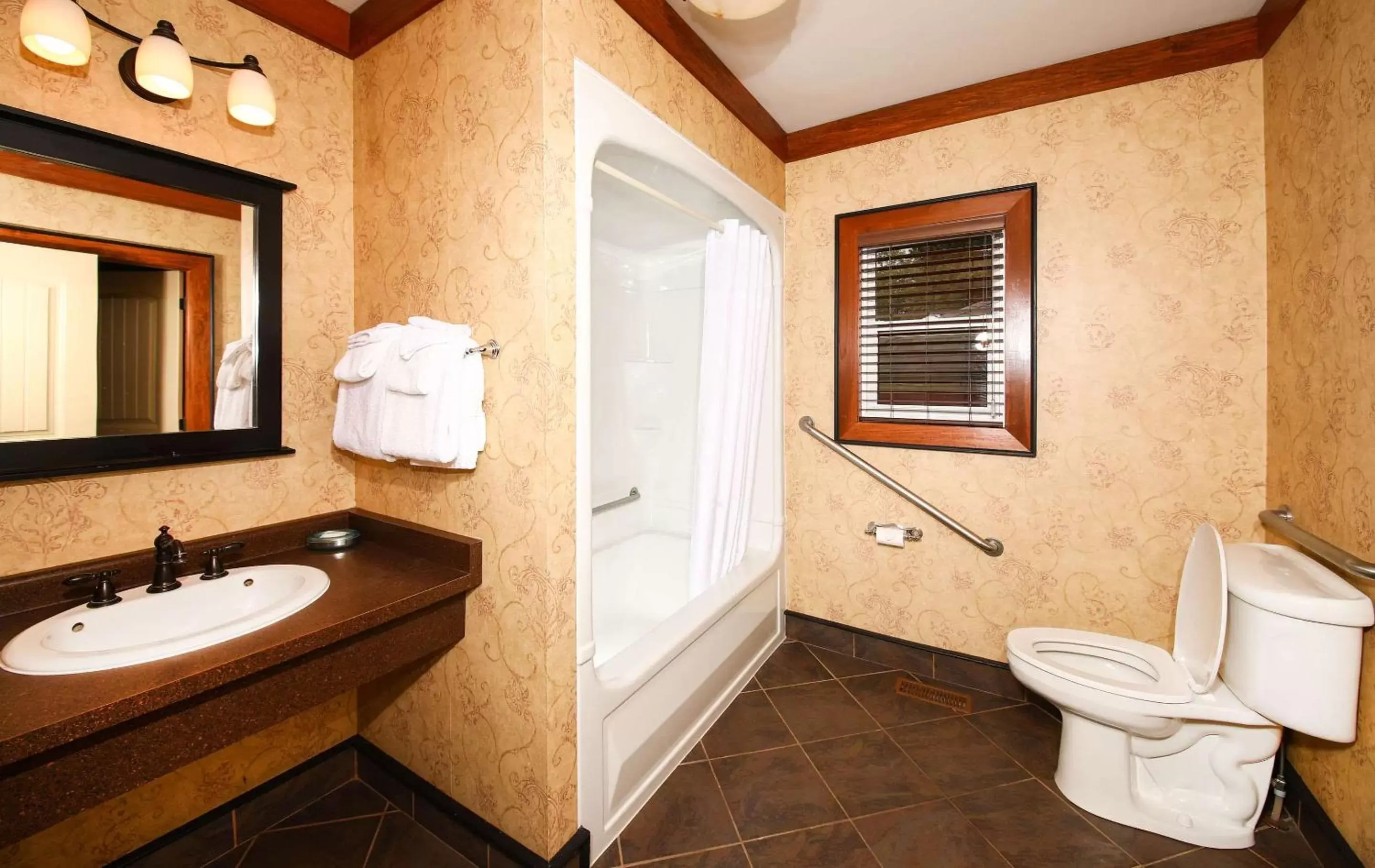 Bedroom, Bathroom in Bayview Wildwood Resort, Ascend Hotel Collection