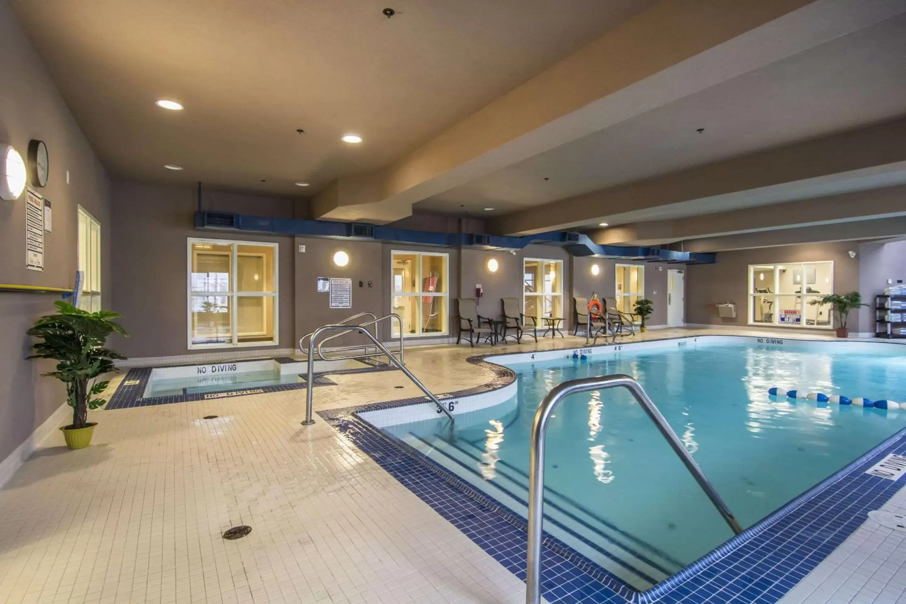 Swimming Pool in Comfort Suites Saskatoon