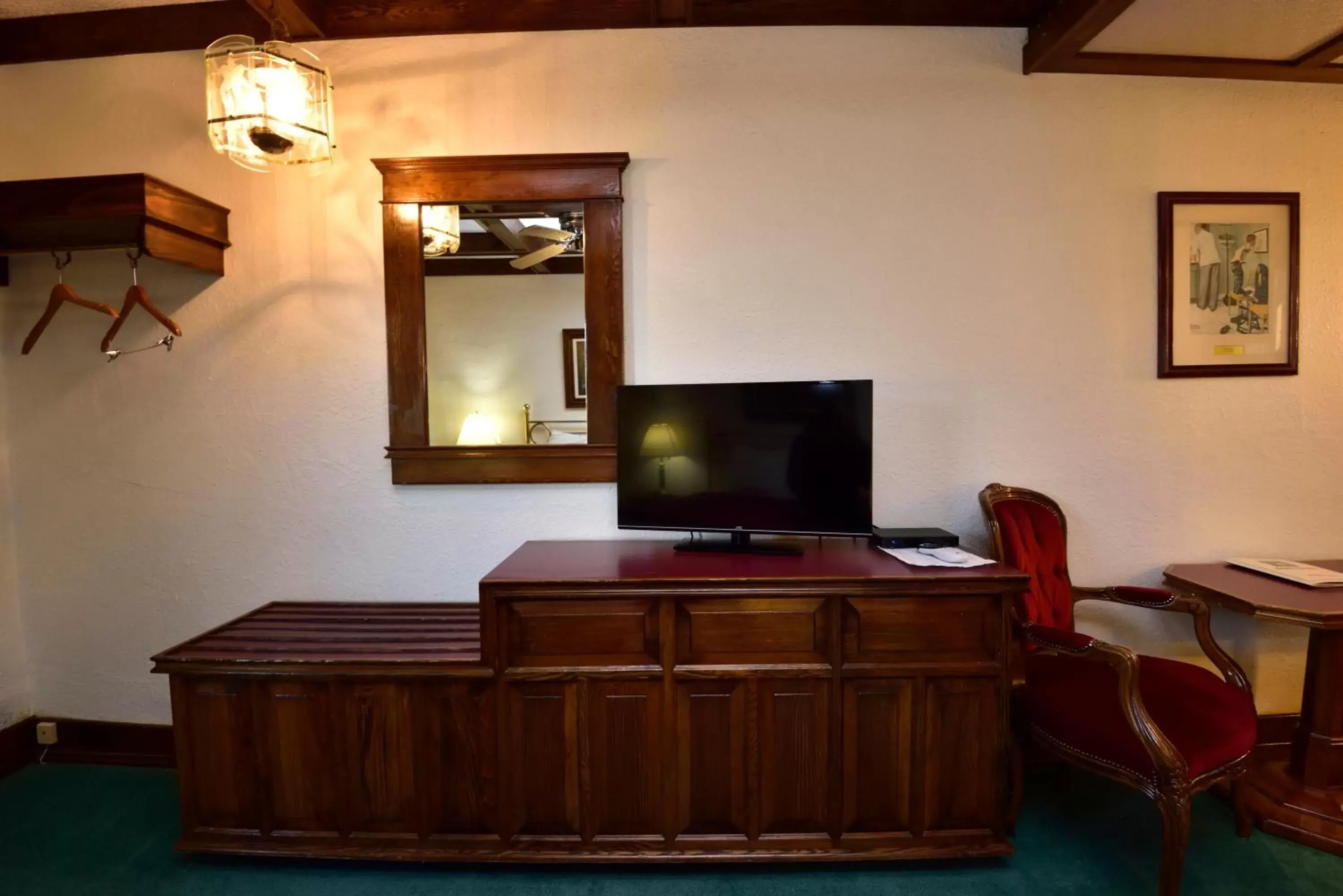 TV and multimedia, TV/Entertainment Center in Sequim West Inn