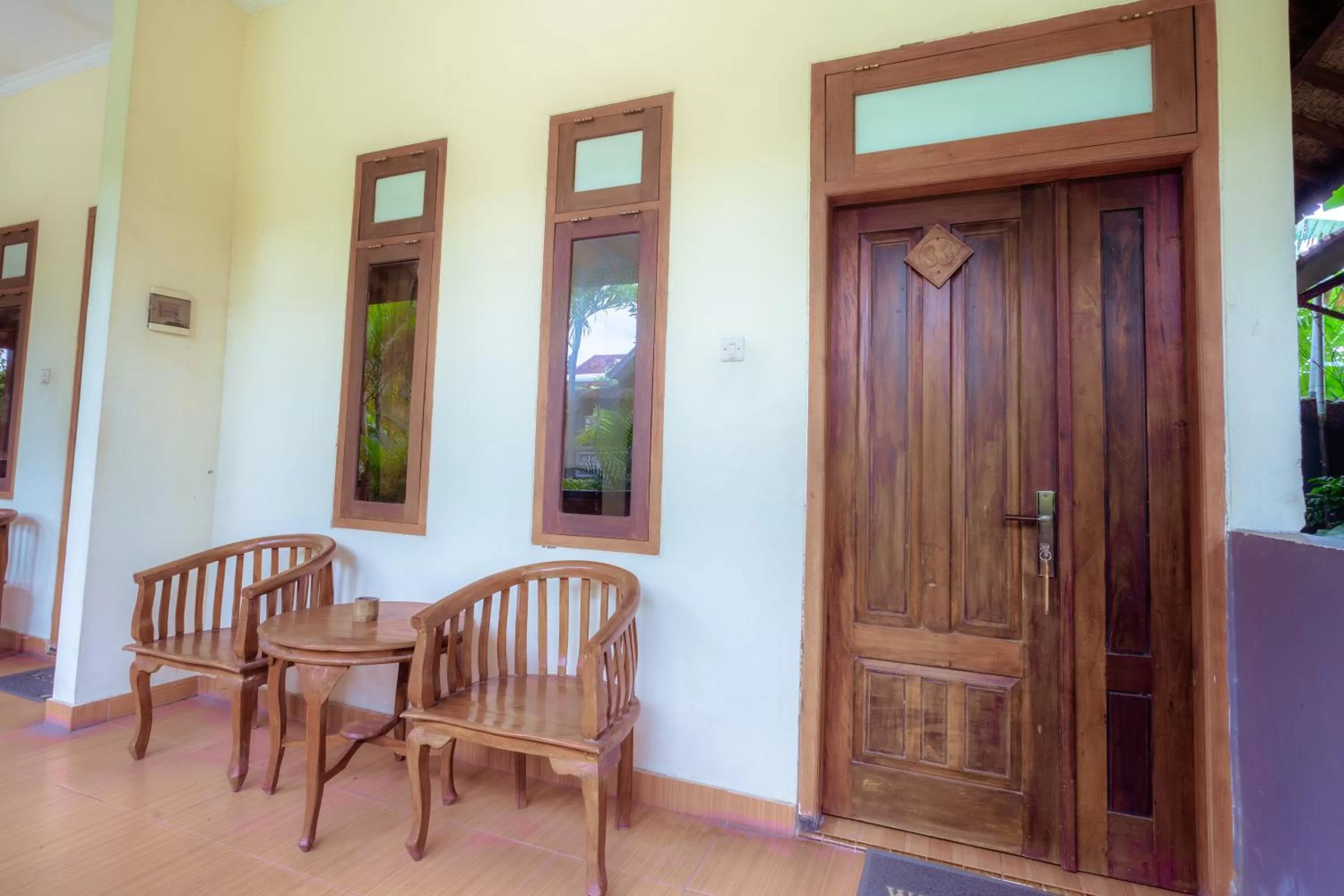 Seating area in Hotel Mahkota Plengkung by ecommerceloka