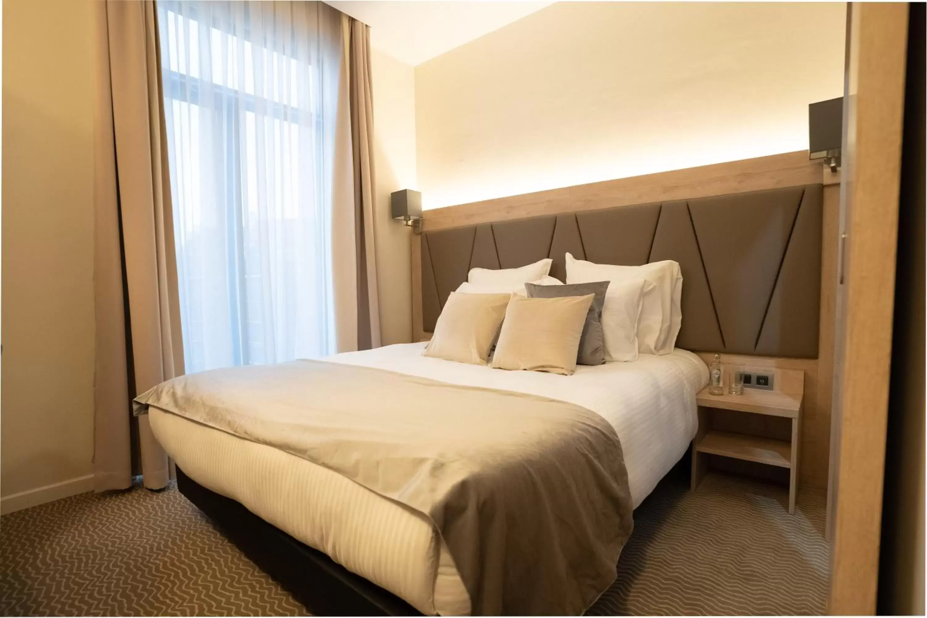 Bedroom, Bed in Hôtel Concorde Bedroom, Bed in Hôtel Concorde