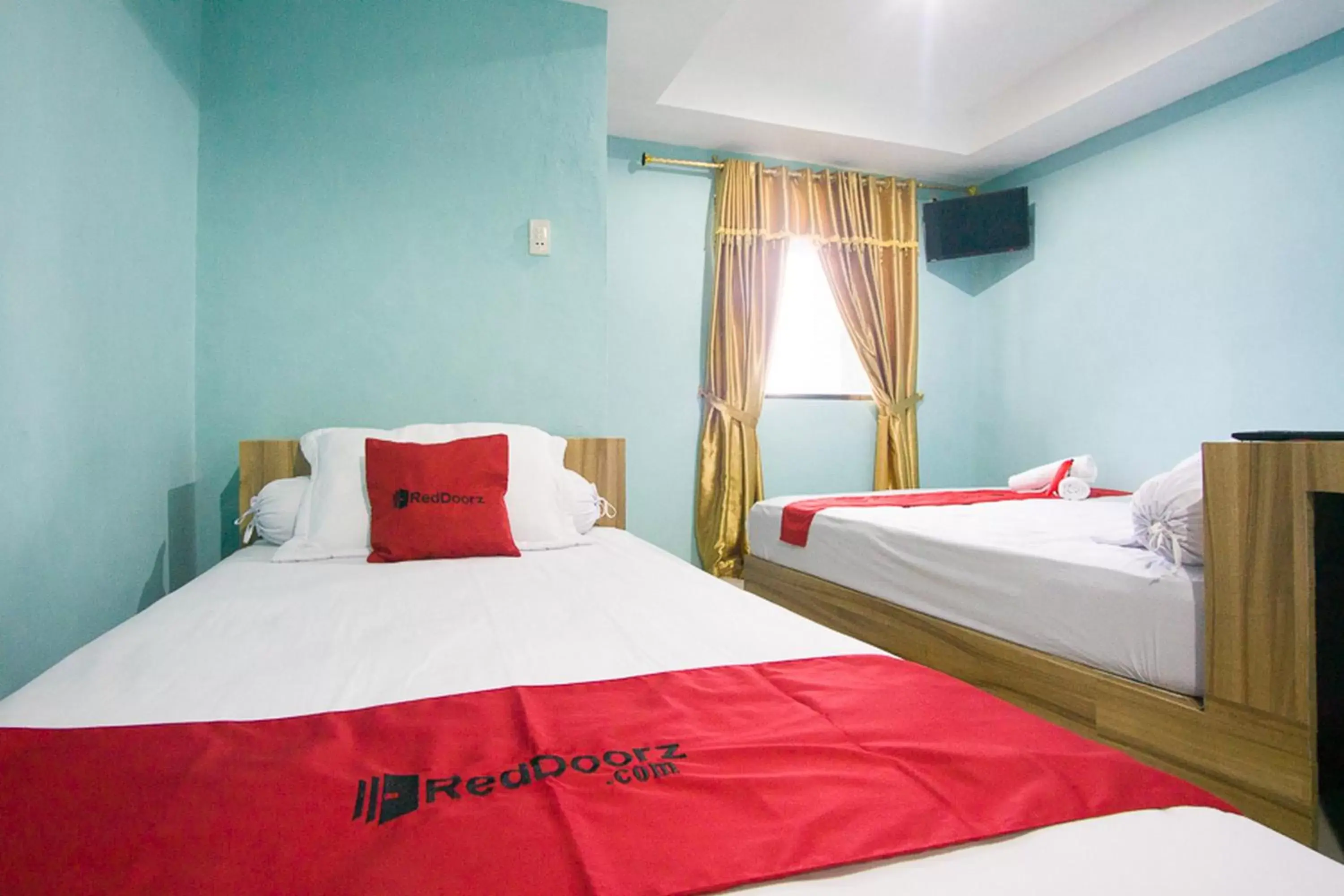 Bedroom, Bed in RedDoorz near Mikie Holiday Funland Berastagi