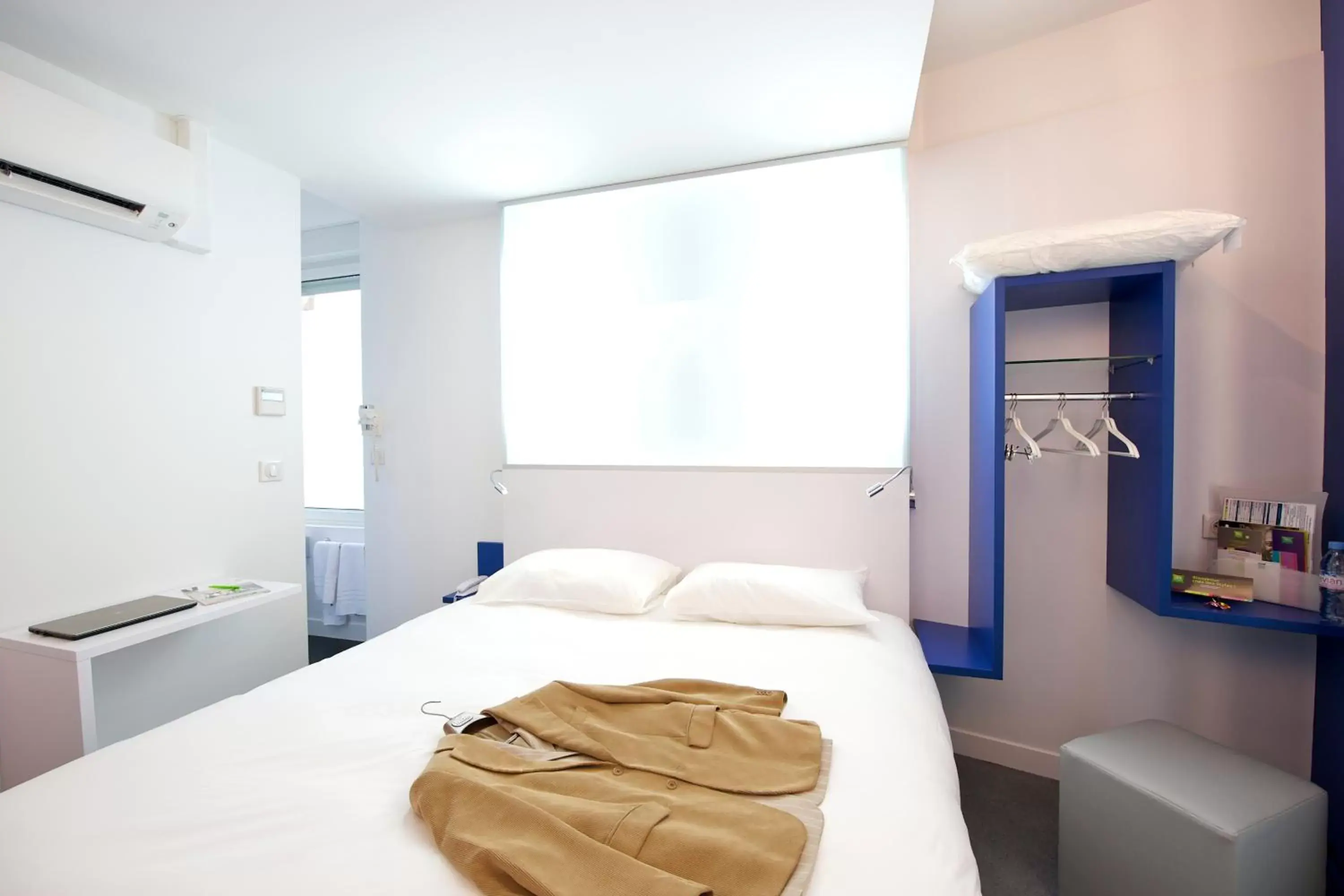 Bedroom, Bed in ibis Styles Vannes Gare Centre