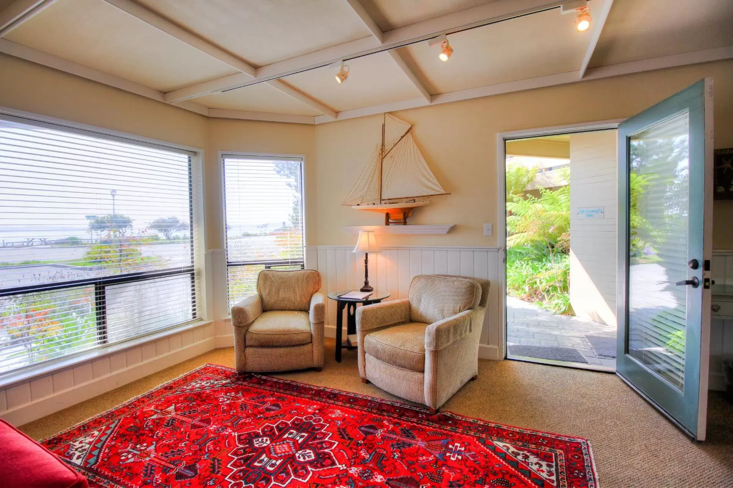 Living room, Seating Area in Baywood Inn Bed & Breakfast