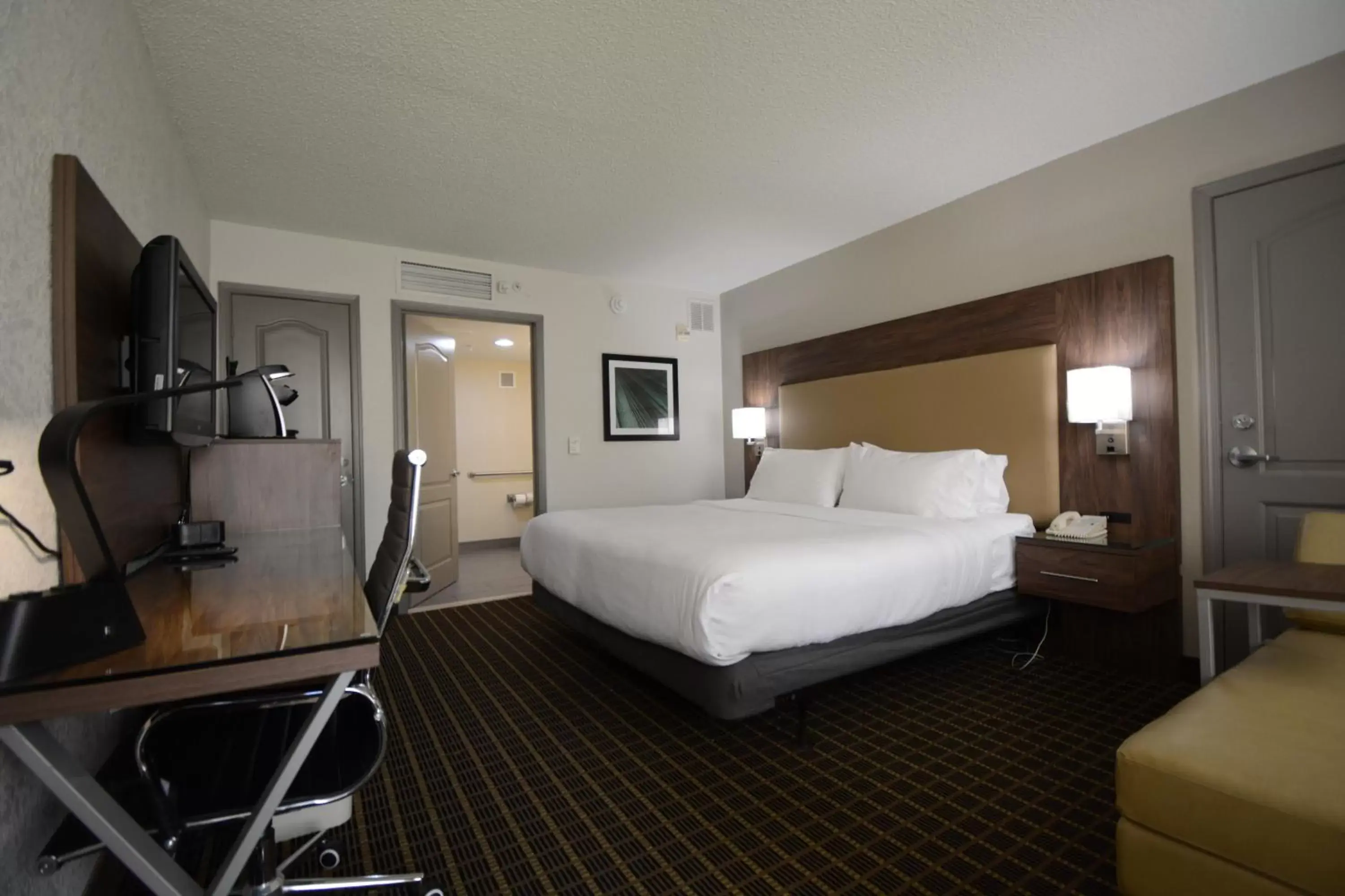 Photo of the whole room, Bed in Holiday Inn Hazlet, an IHG Hotel