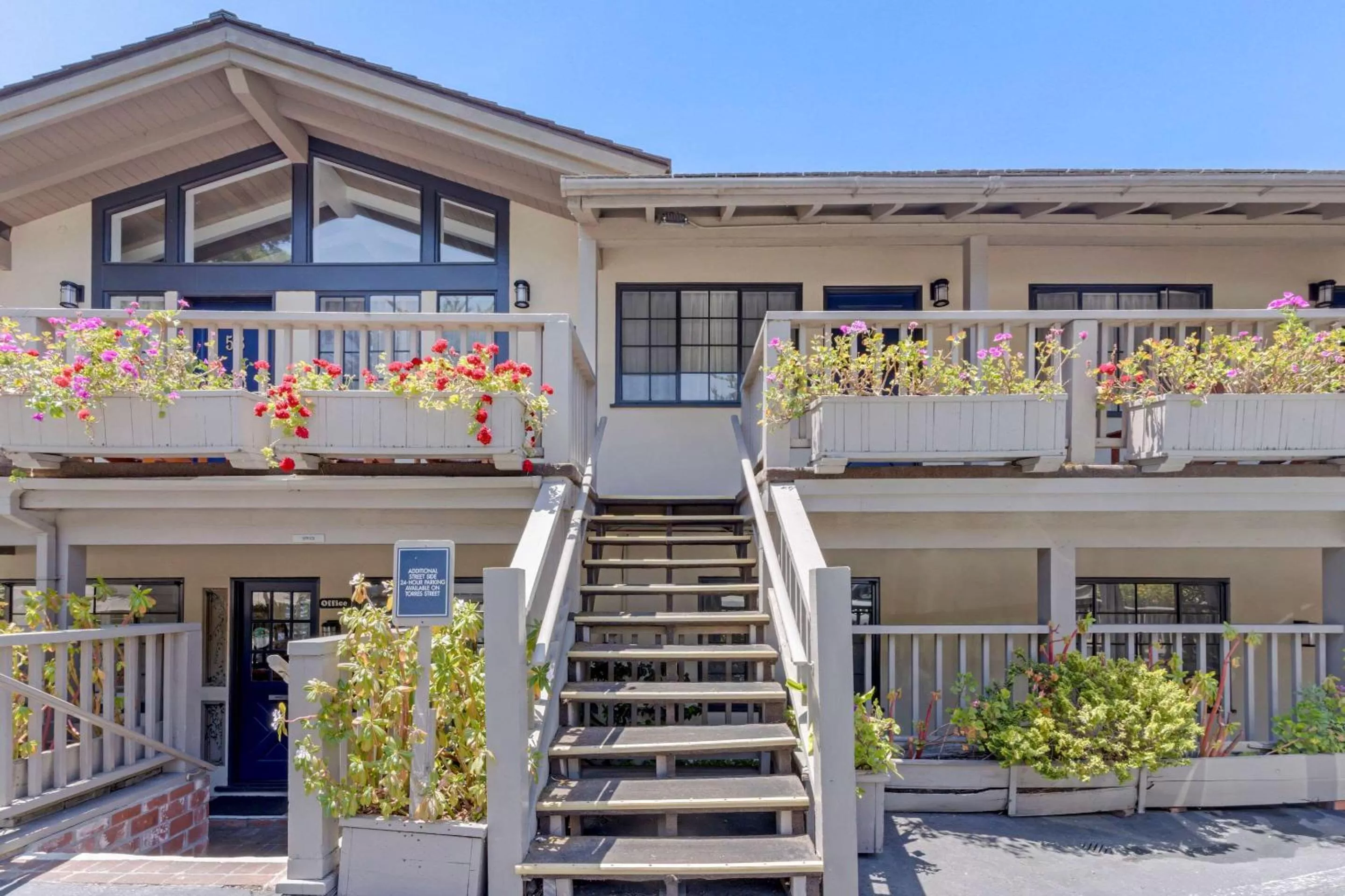Property building in Comfort Inn Carmel By the Sea