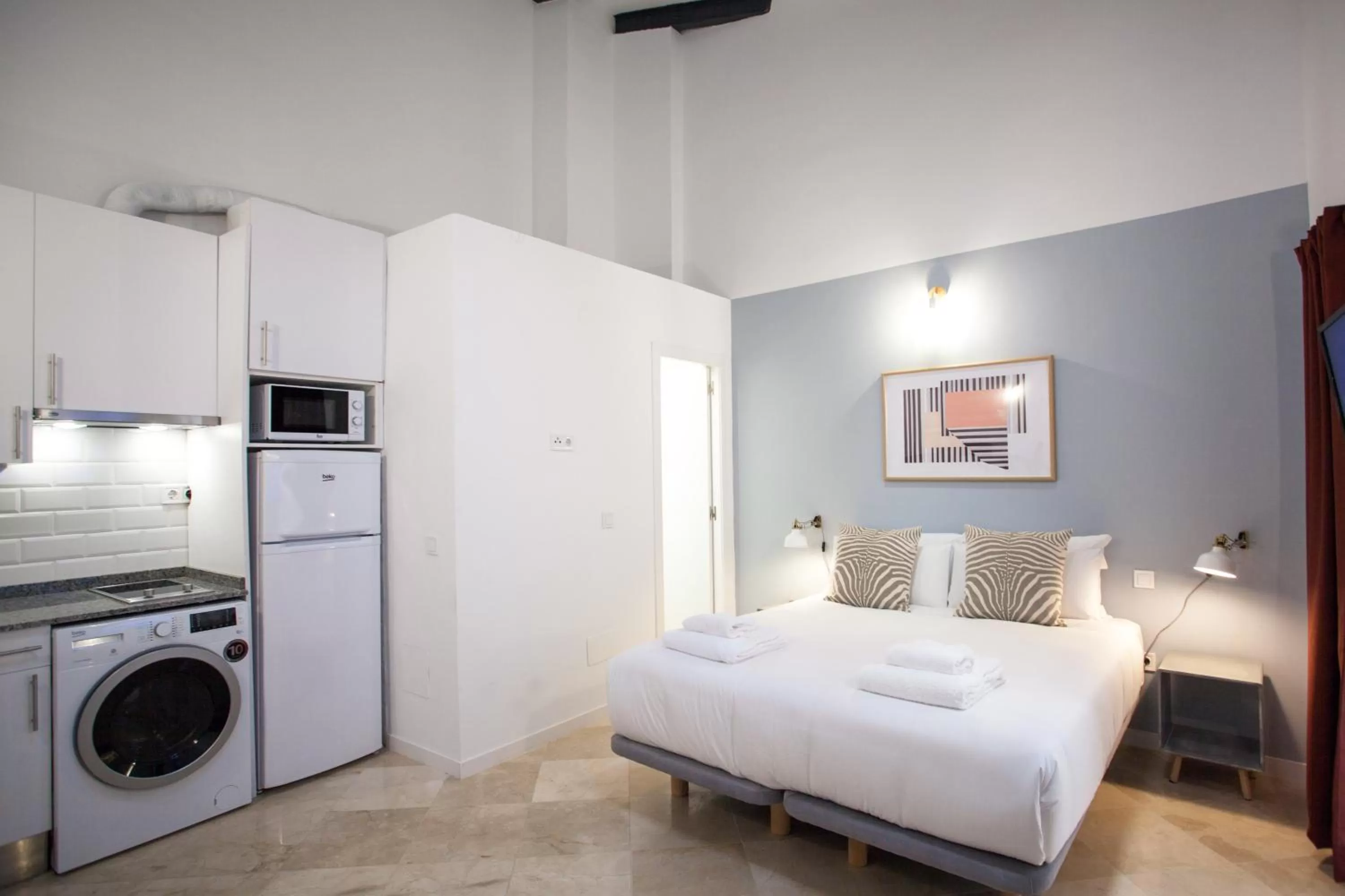 Kitchen or kitchenette, Bed in Gran Central Suites