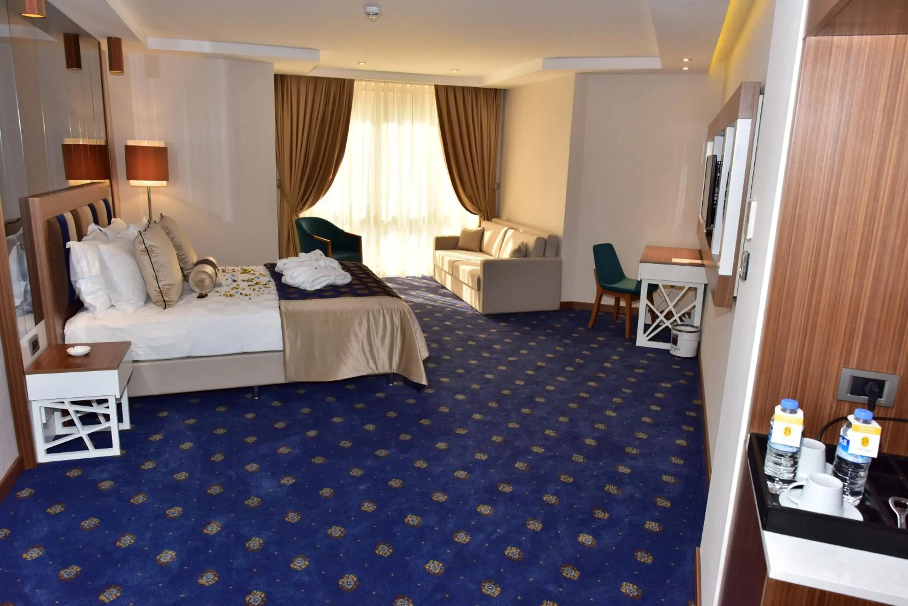 Shower, Bed in Giritligil Hotel Shower, Bed in Giritligil Hotel