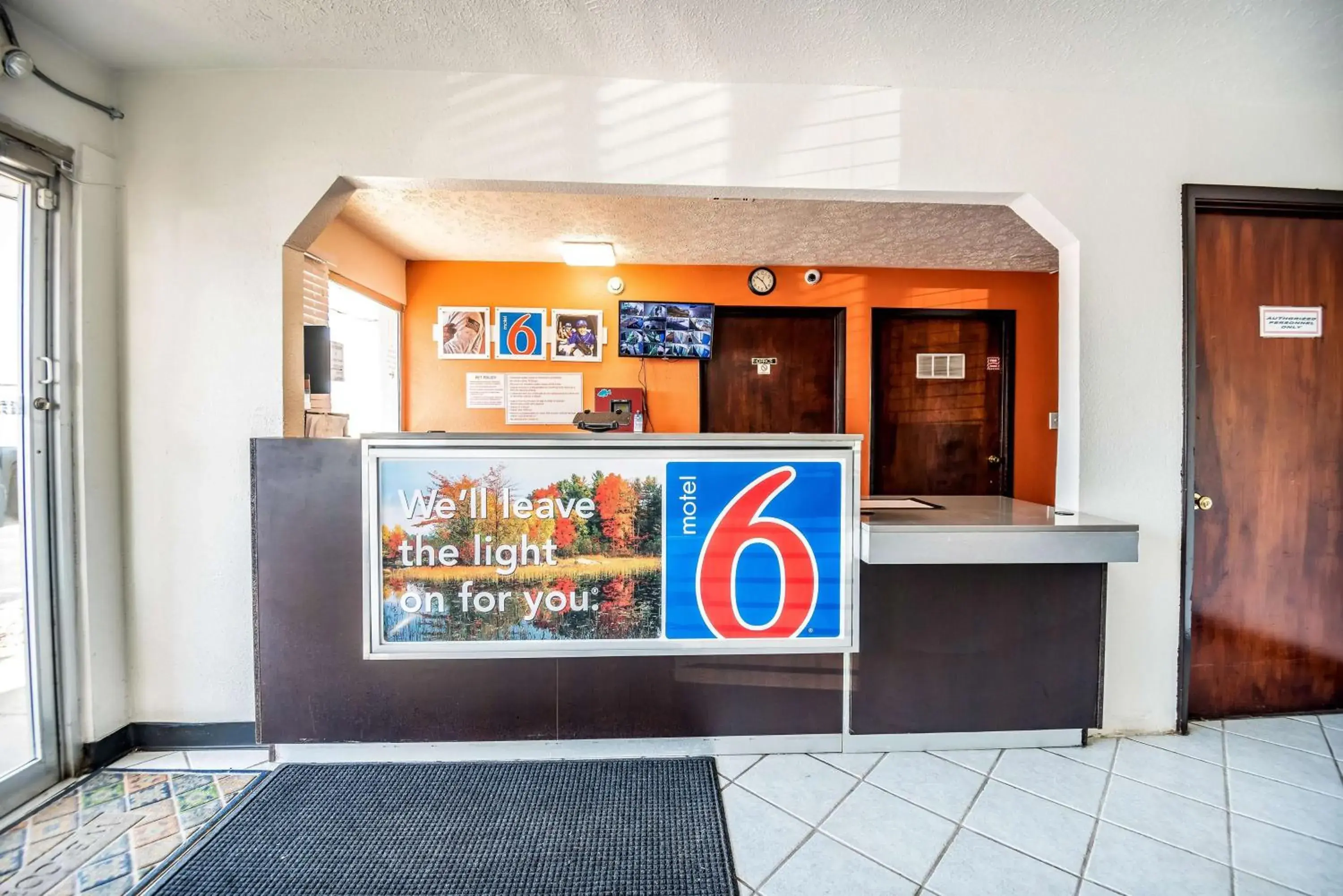 Communal lounge/ TV room in Motel 6-Columbus, OH