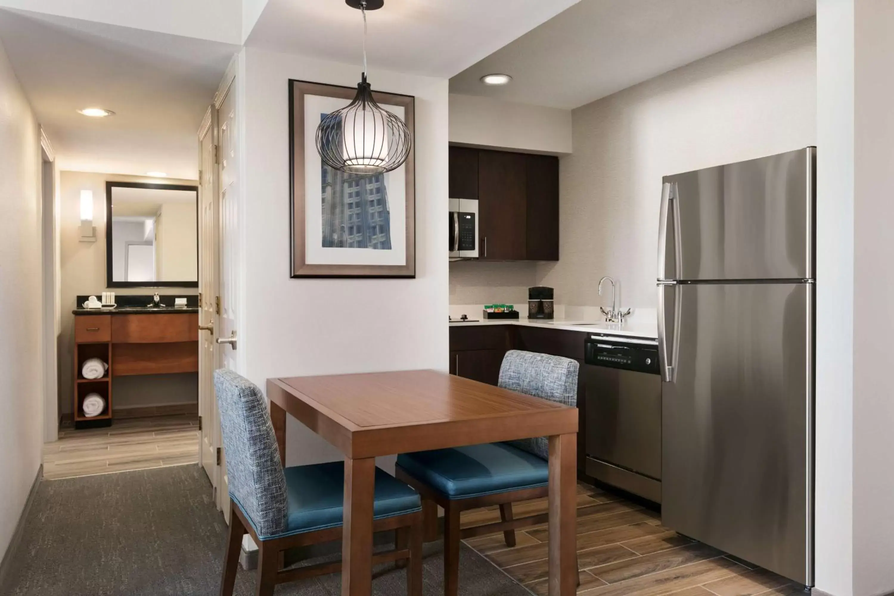 Kitchen or kitchenette, Dining Area in Homewood Suites by Hilton Greensboro