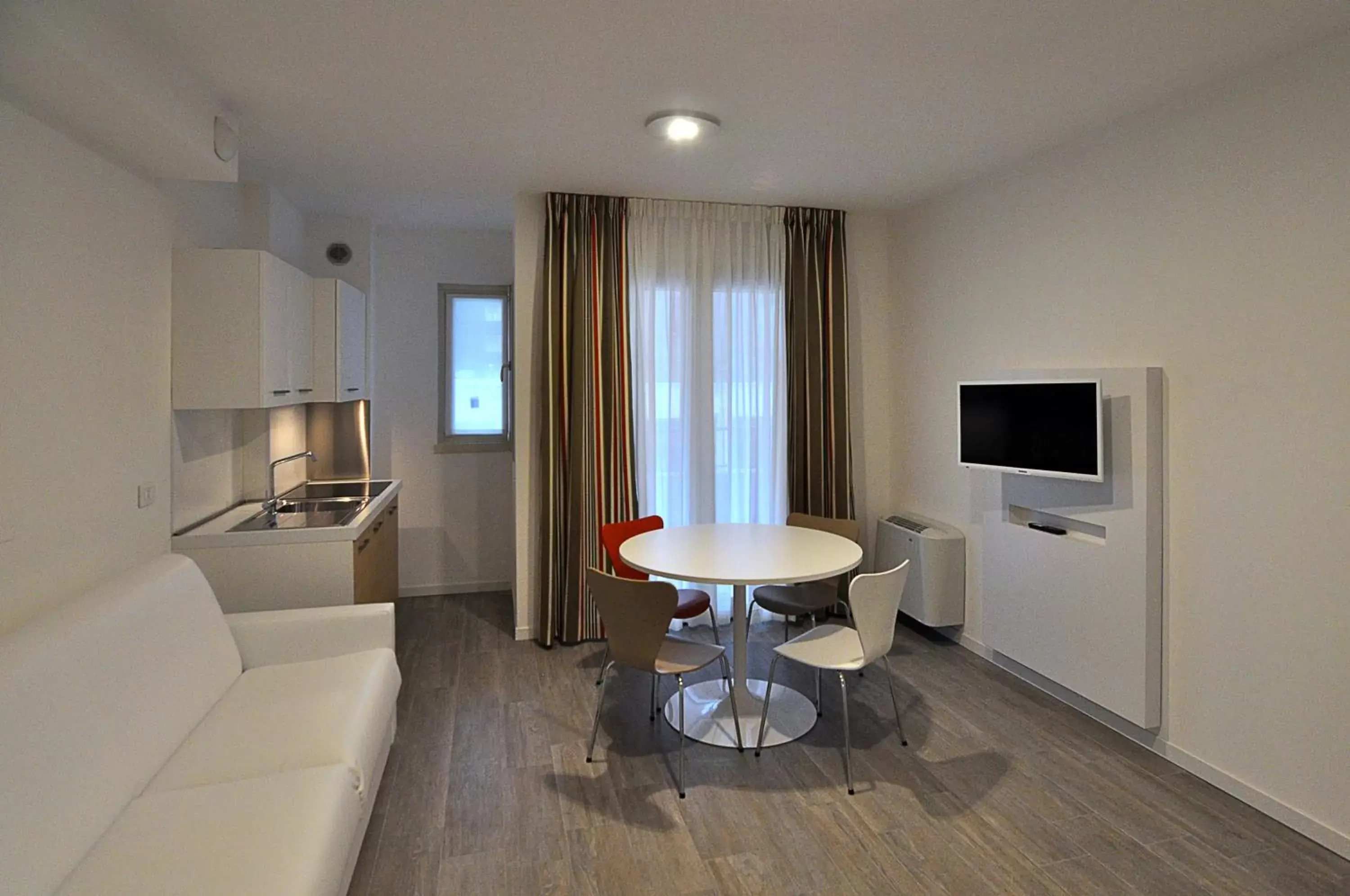 Kitchen or kitchenette, Seating Area in BB Hotels Aparthotel Arcimboldi