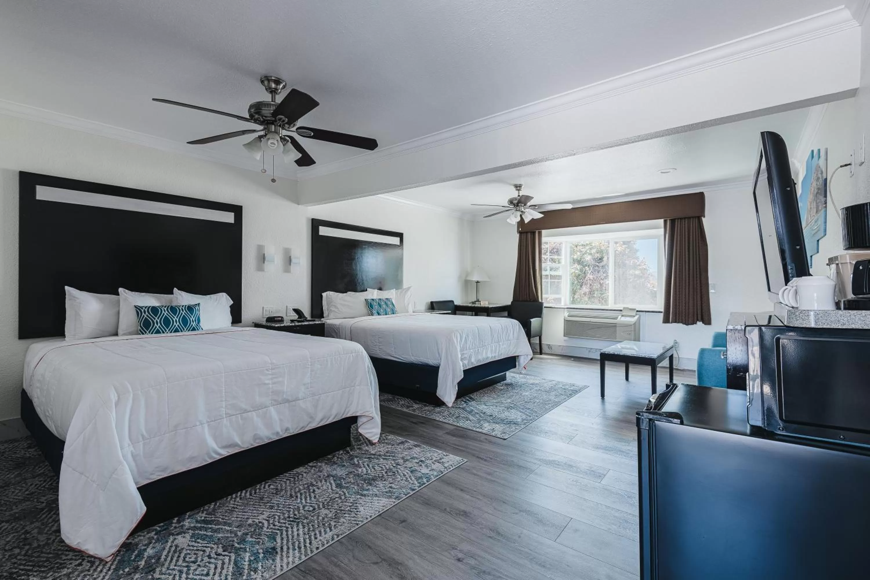 TV and multimedia, Bed in Sea Air Inn & Suites - Downtown - Restaurant Row