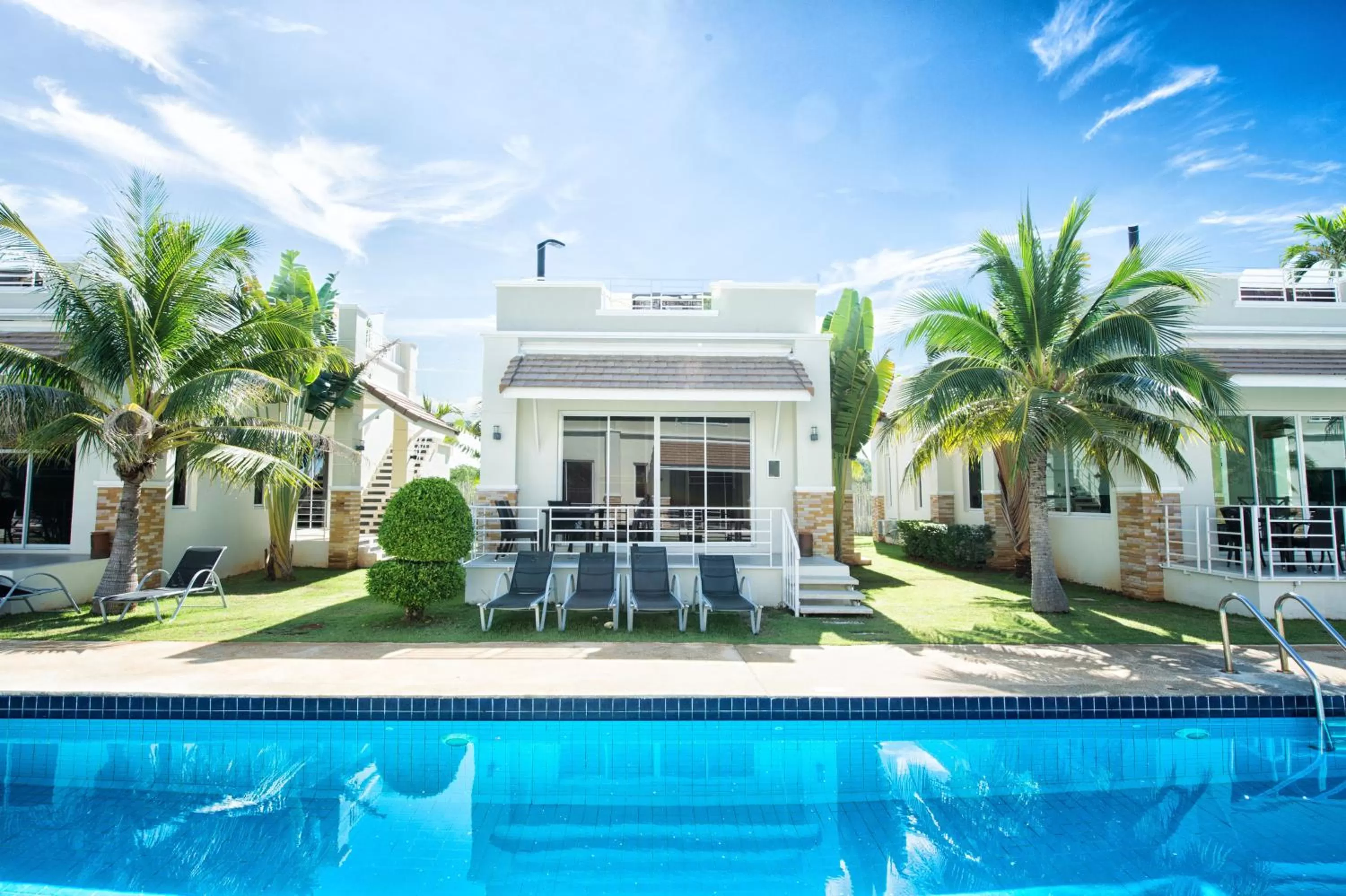 Property building in Oriental Beach Pearl Resort