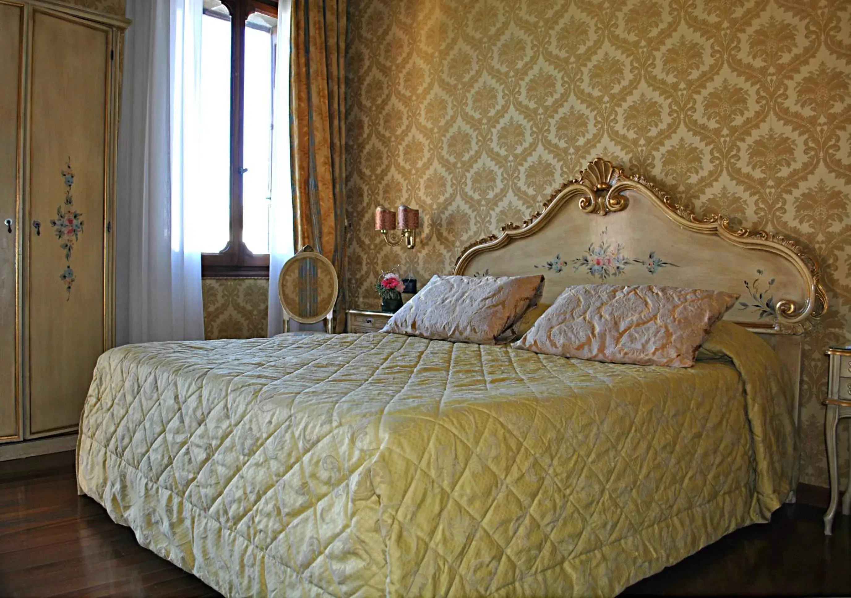 Bedroom, Bed in Hotel Carlton On The Grand Canal