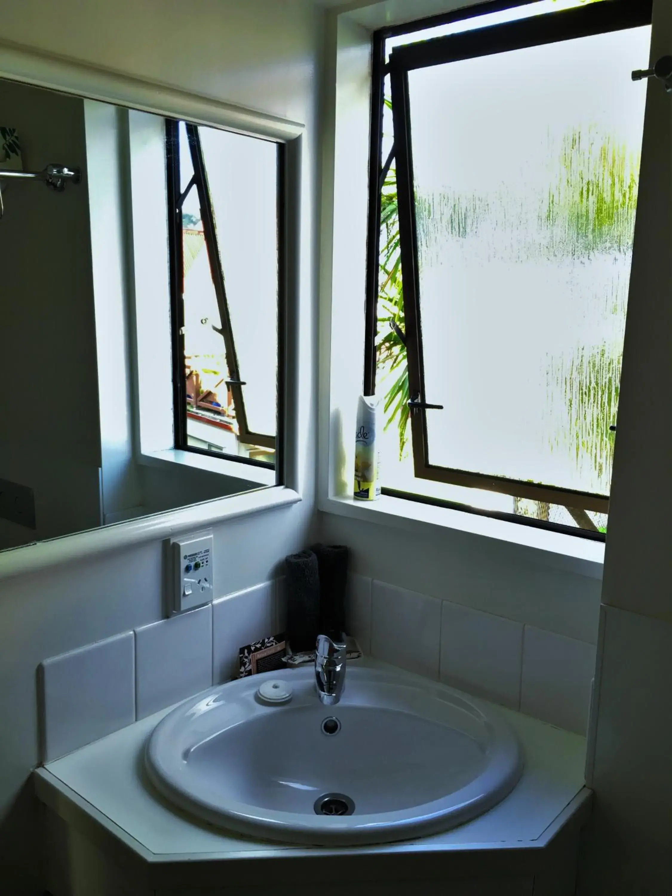 Bathroom in Cable Court Motel