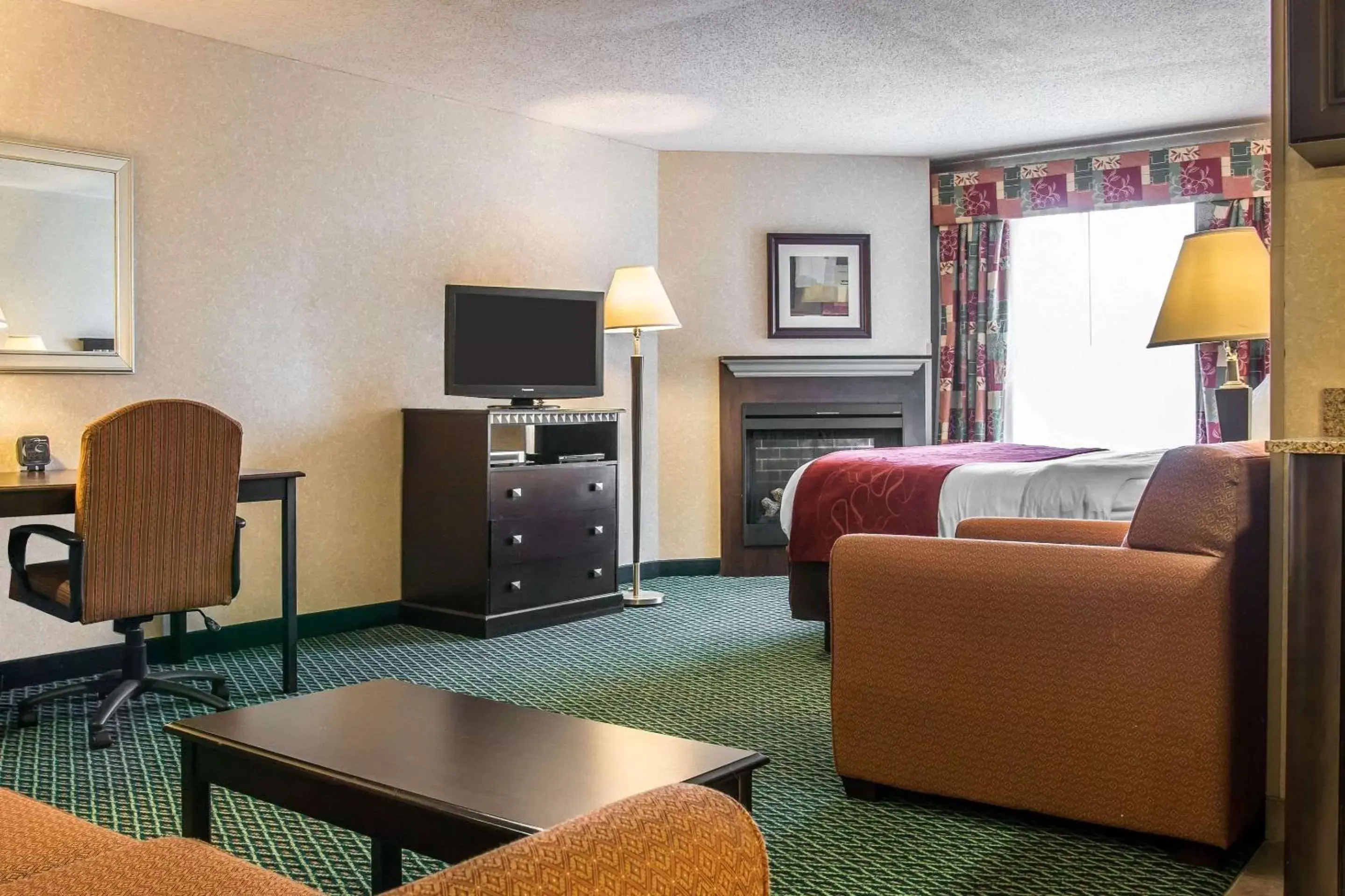 Photo of the whole room, Seating Area in Comfort Suites Canton