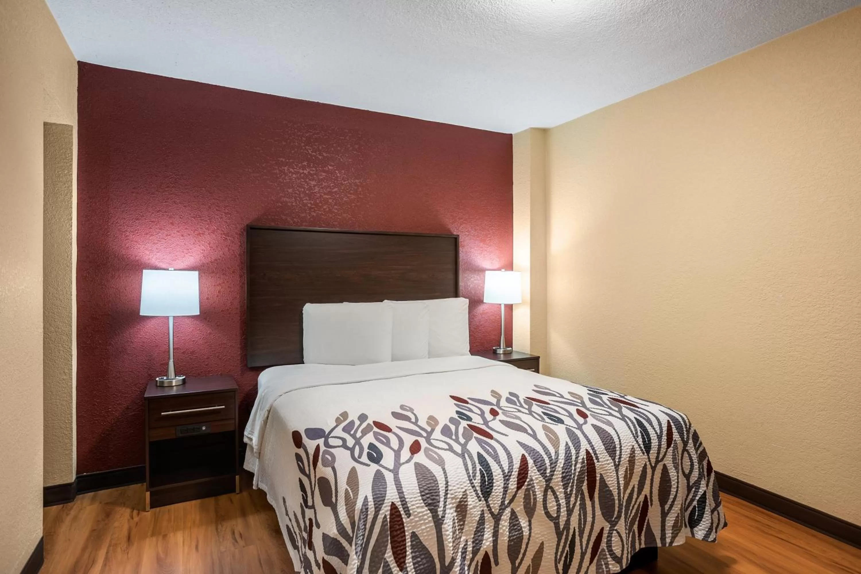 Photo of the whole room, Bed in Red Roof Inn Des Moines