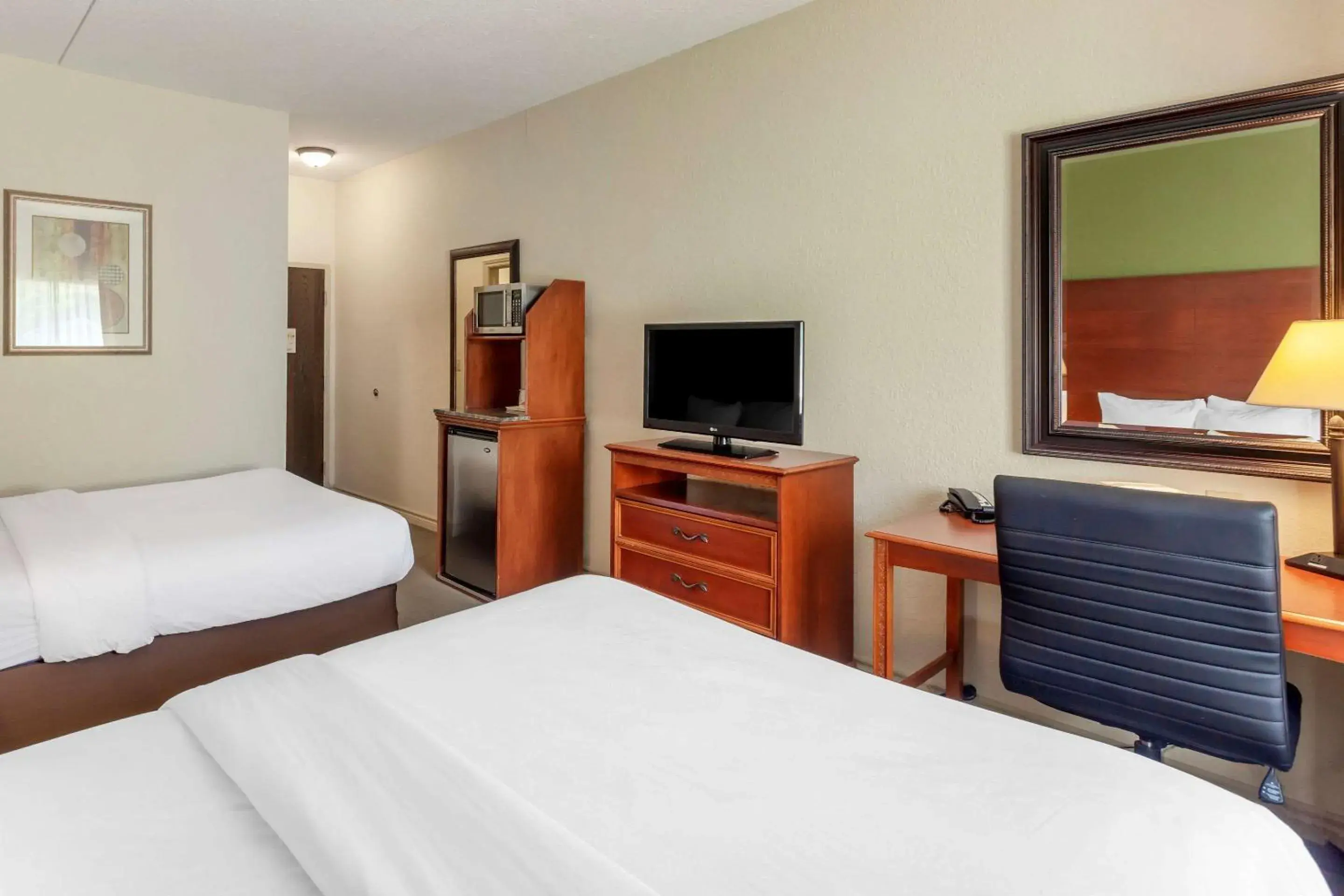 Photo of the whole room, Bed in Comfort Inn & Suites Thousand Islands Harbour District