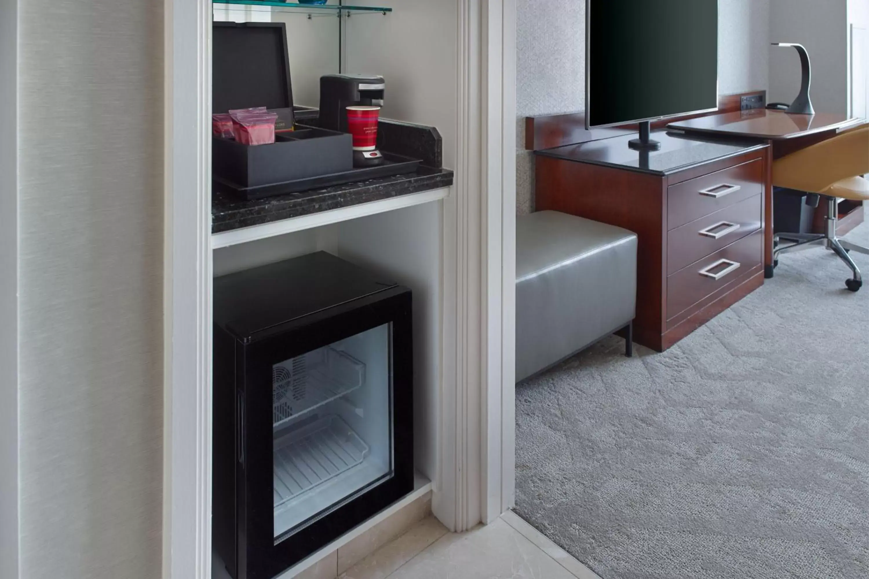 Photo of the whole room, TV/Entertainment Center in Atlanta Airport Marriott Gateway