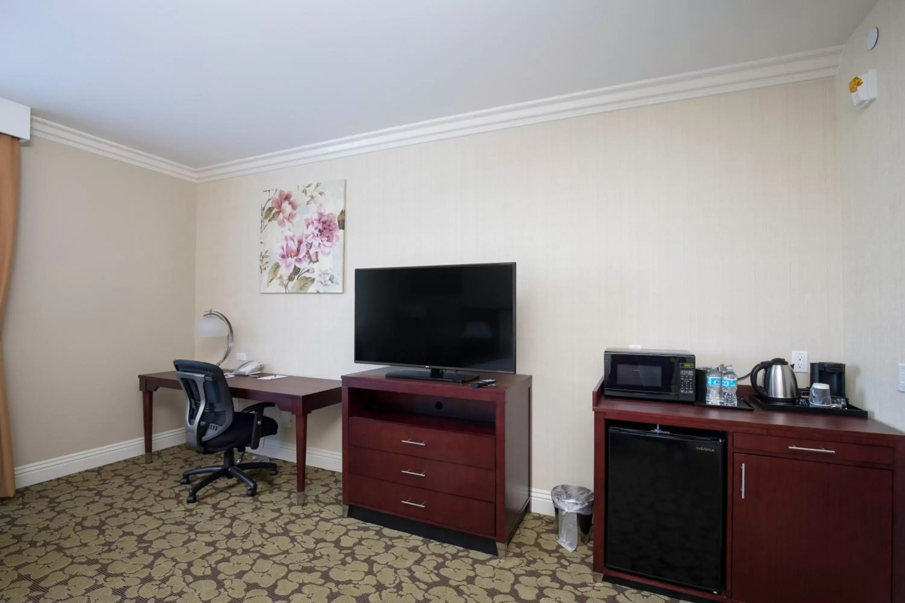 Photo of the whole room, TV/Entertainment Center in Holiday Inn El Monte - Los Angeles, an IHG Hotel