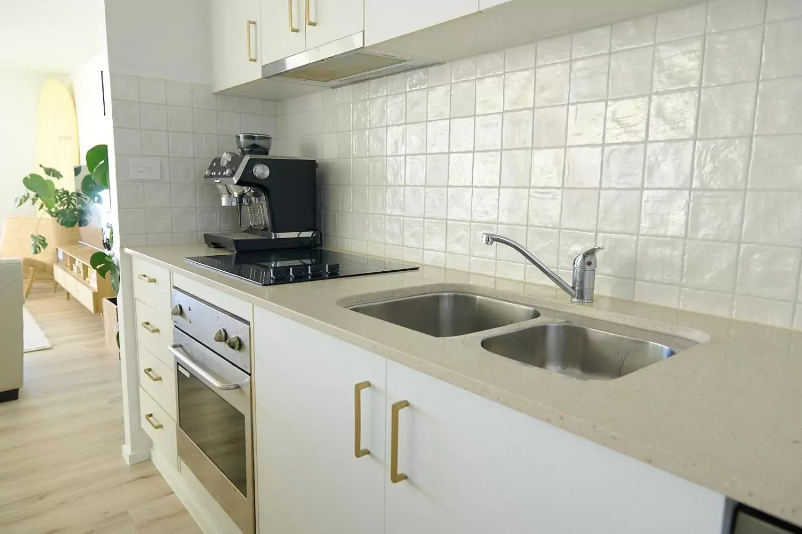 Kitchen/Kitchenette in Foreshore Beachfront Apartments