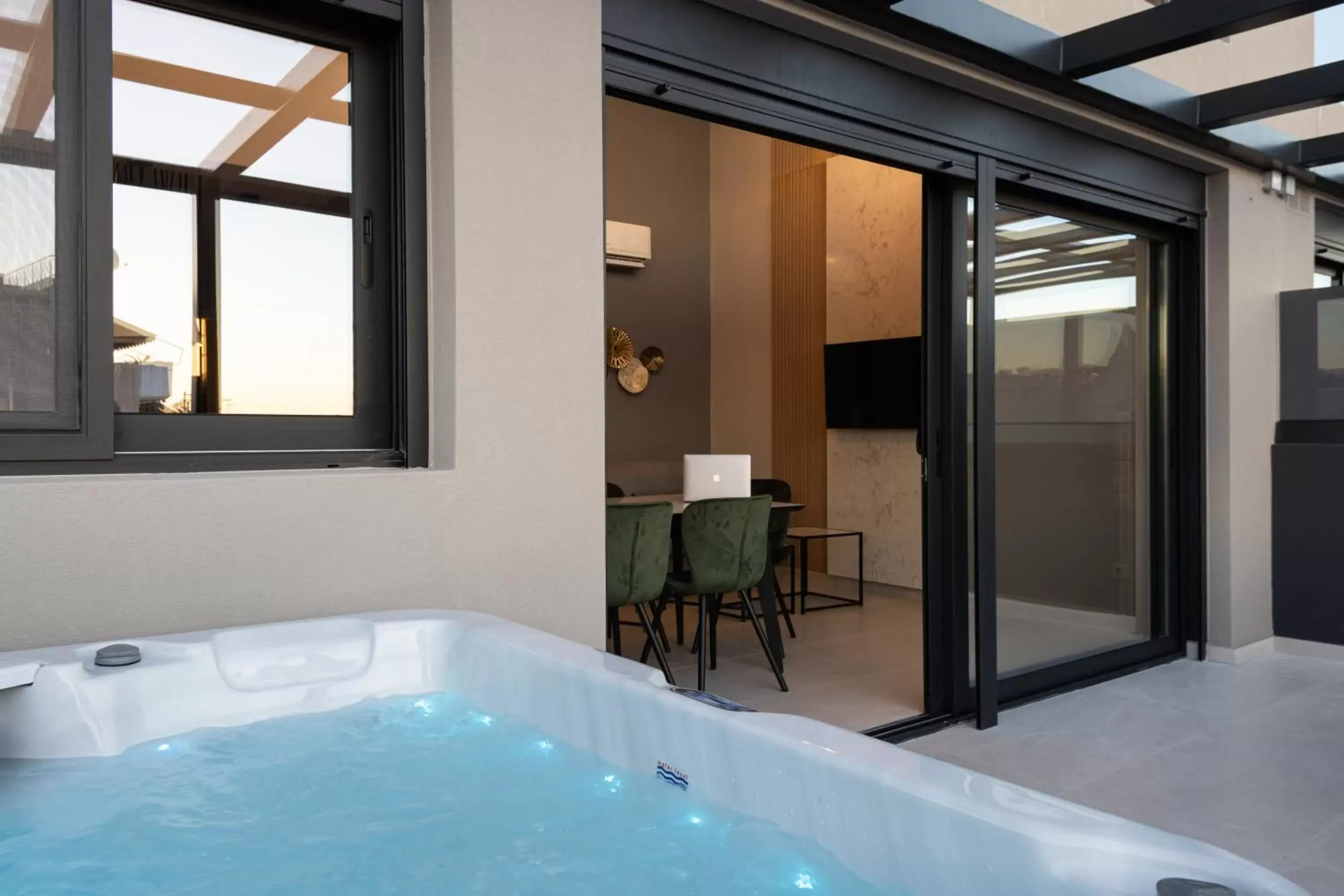 Hot Tub in LUX&EASY Athens Downtown Residences