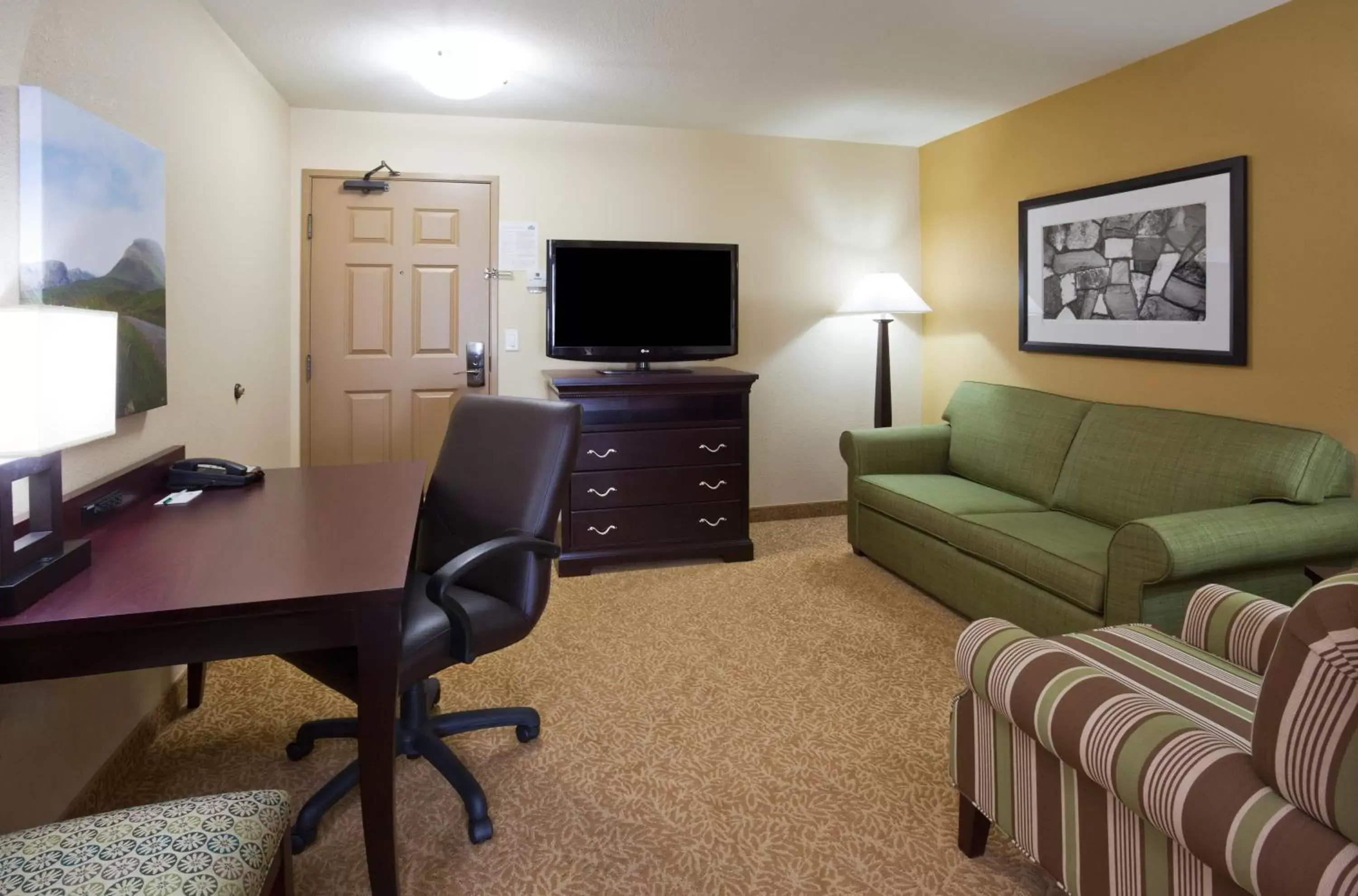 Living room, Seating Area in Country Inn & Suites by Radisson, Minot, ND