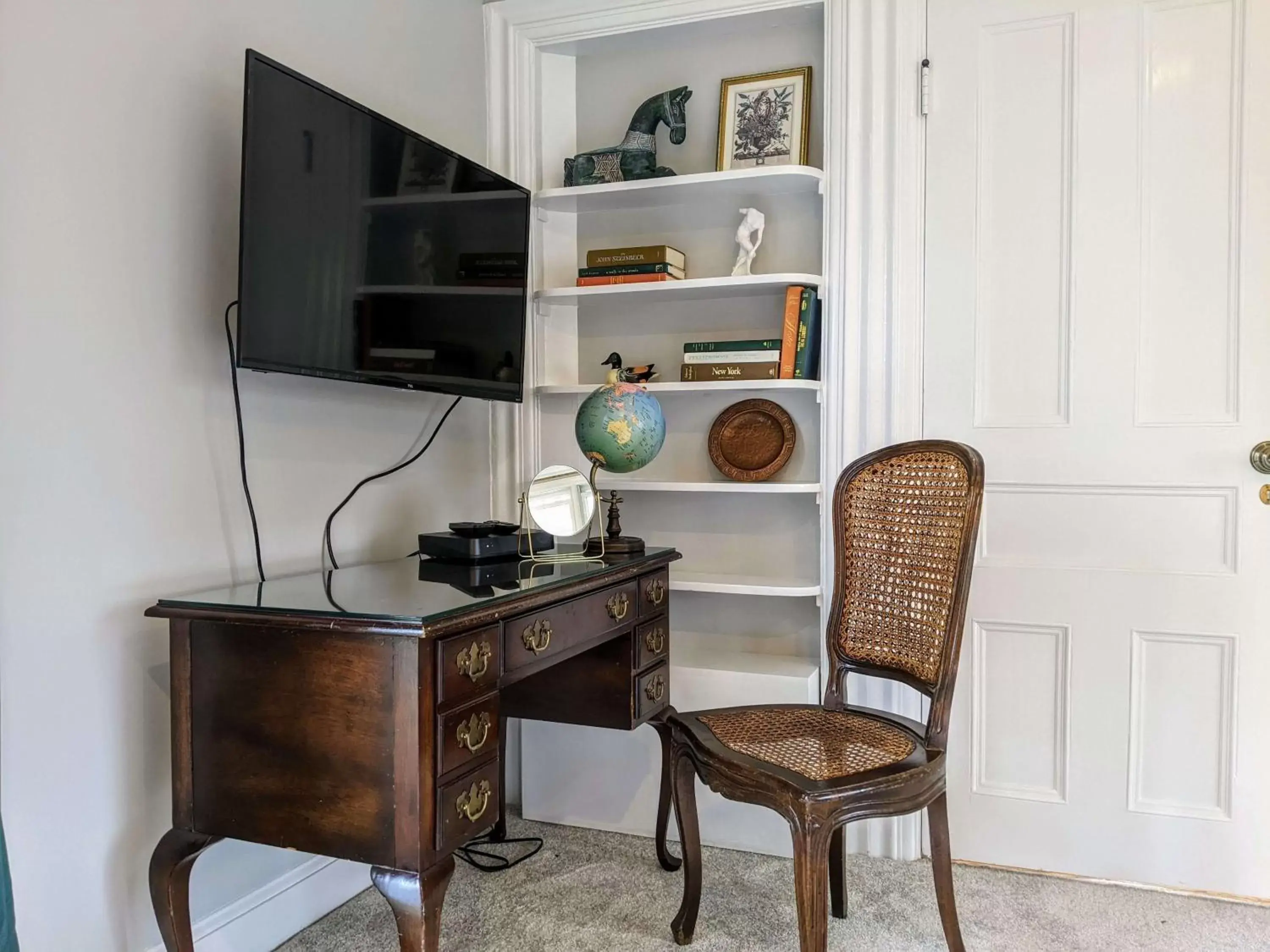 TV and multimedia, TV/Entertainment Center in Stanton House Inn