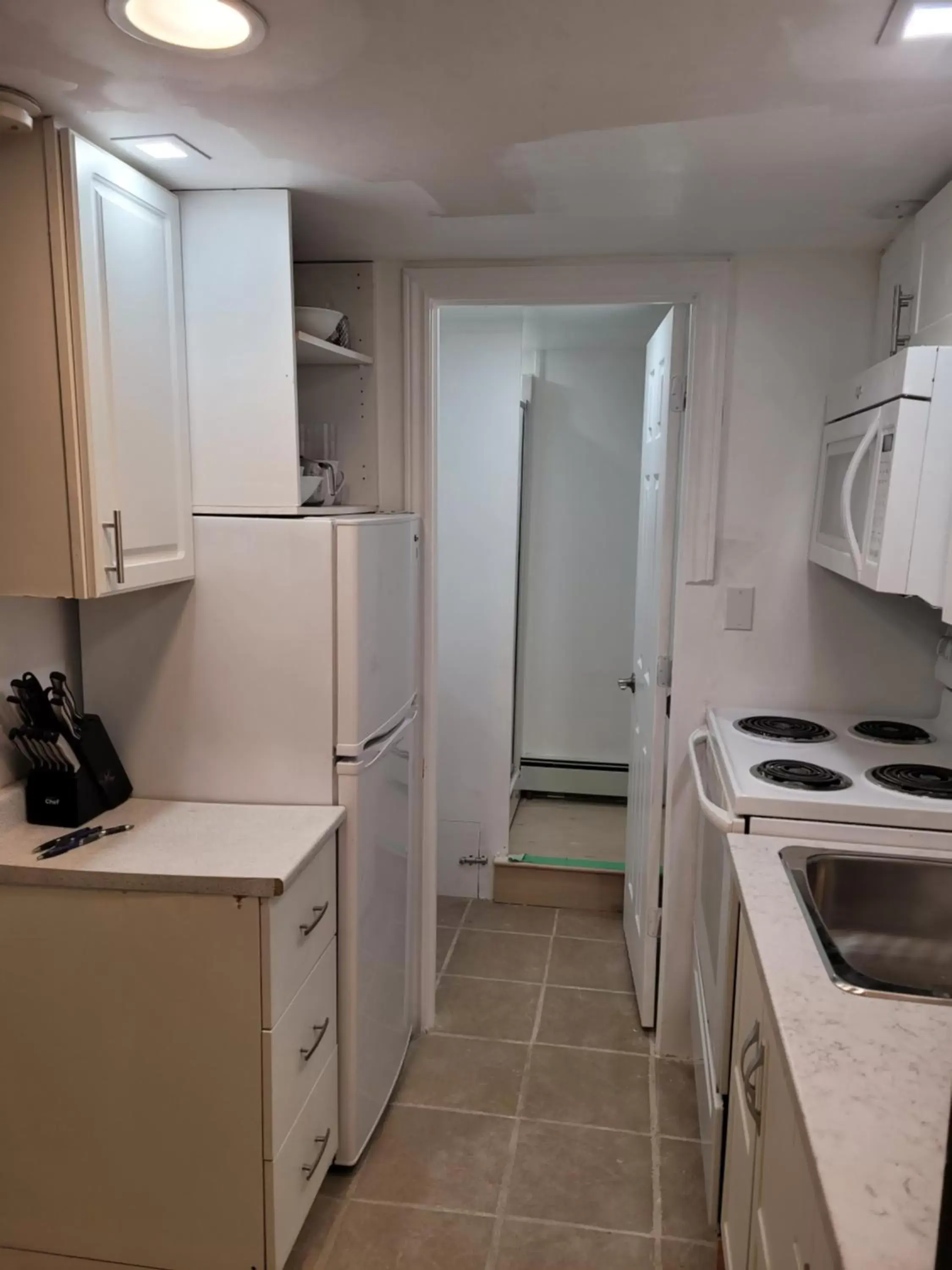 Kitchen/Kitchenette in The Noble Waterfront Apartment Suites