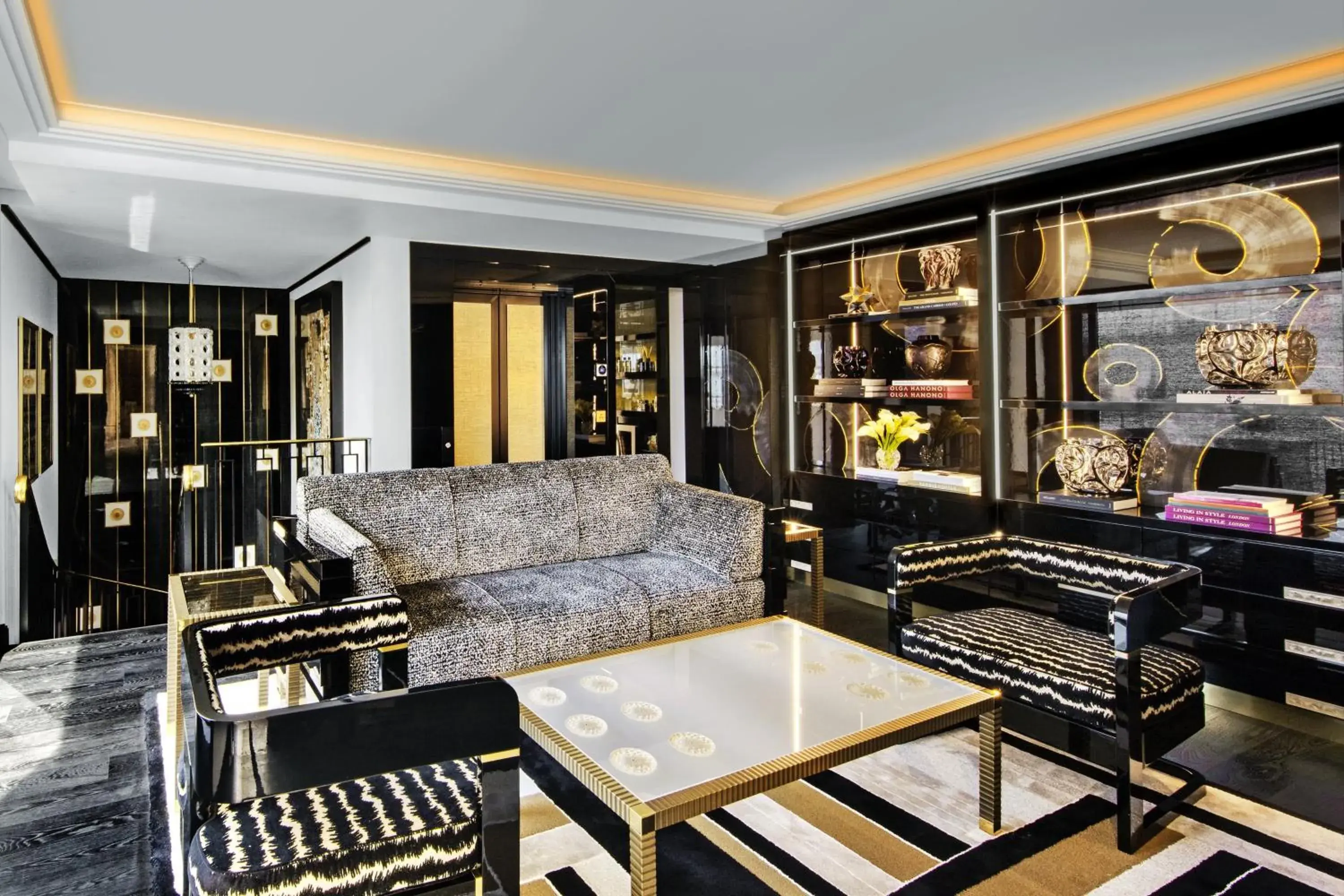 Bedroom, Lounge/Bar in Prince de Galles, a Luxury Collection hotel, Paris