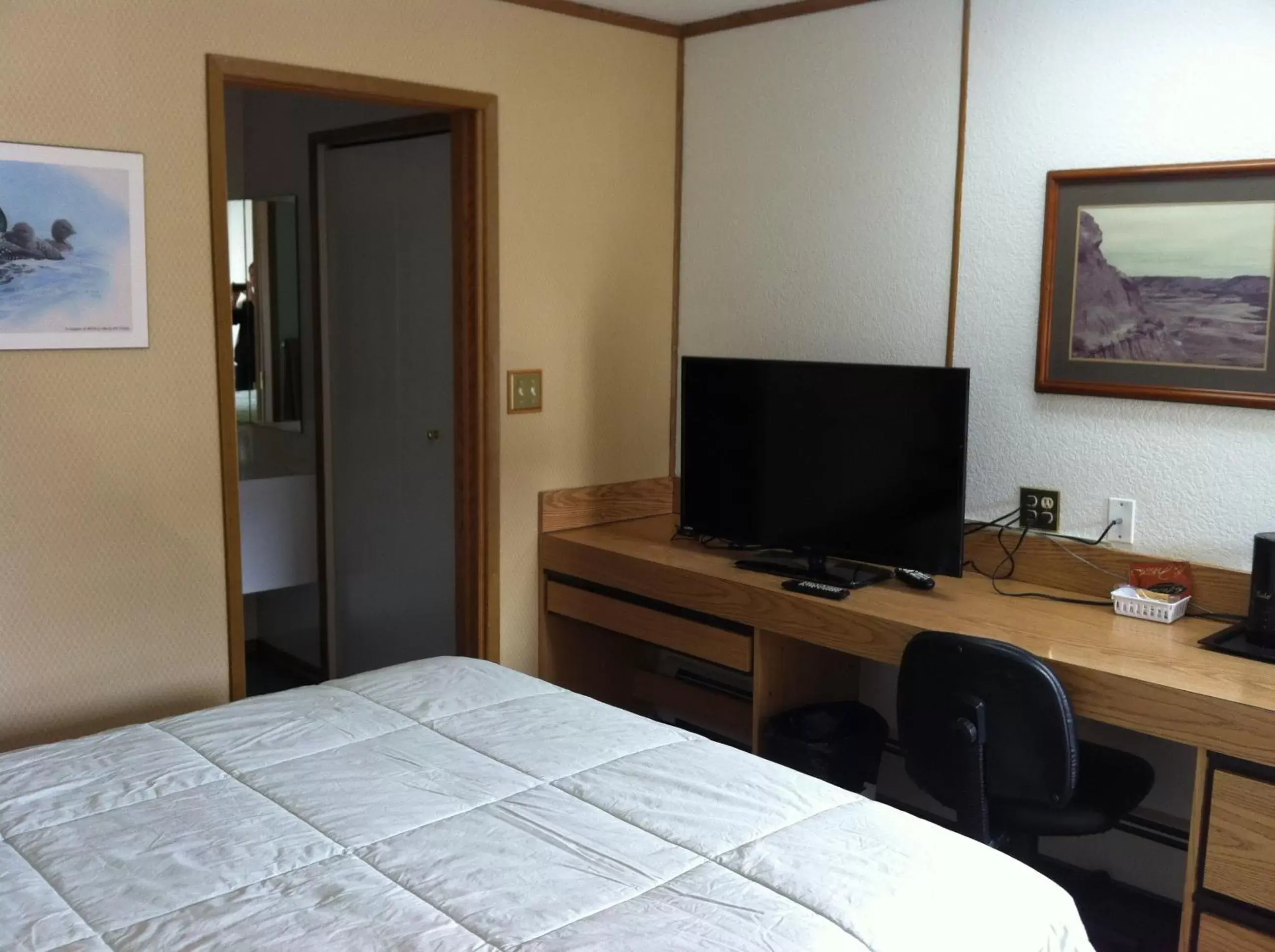 Bedroom, TV/Entertainment Center in Rest Easy Motel