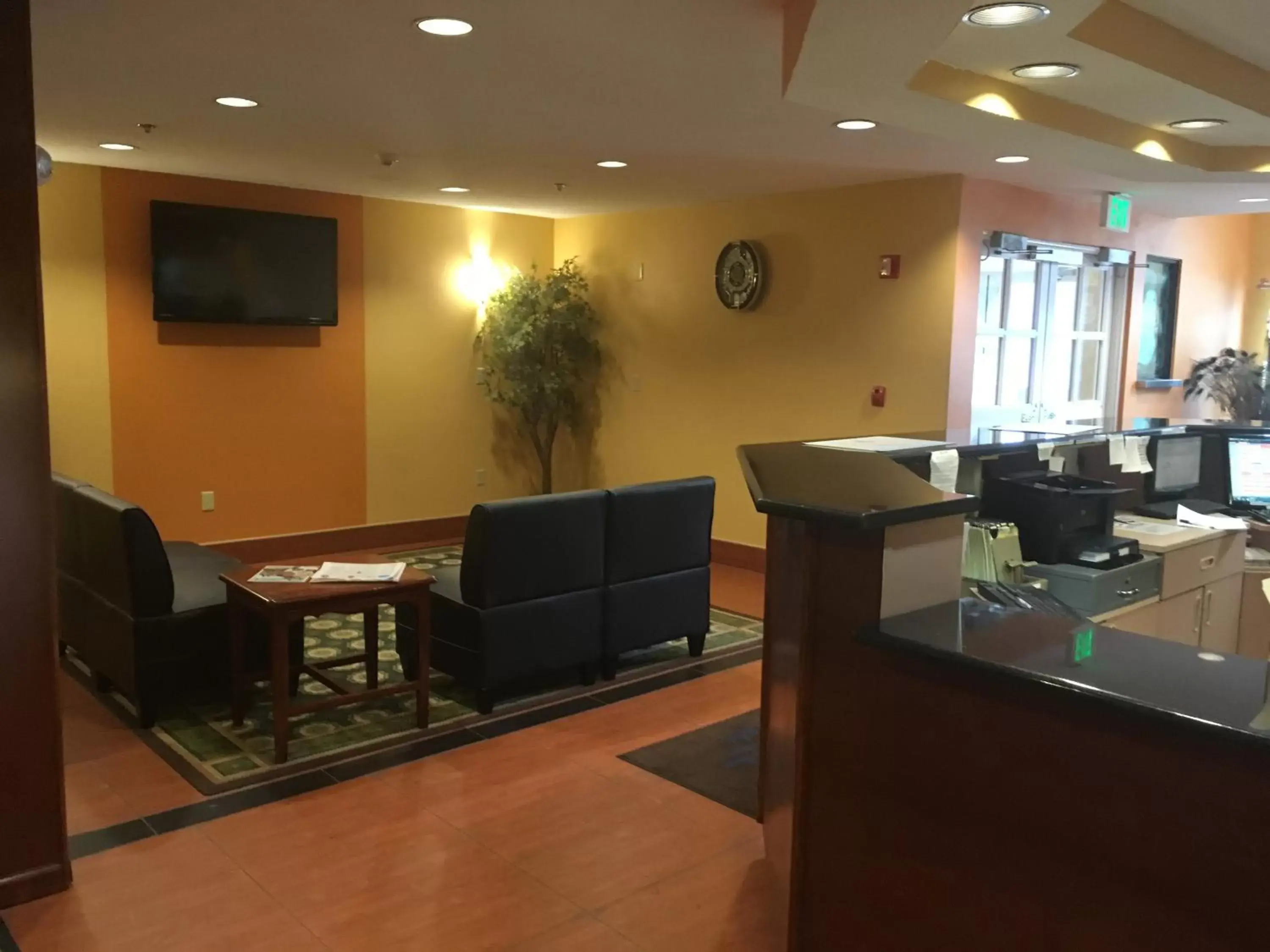 Lobby or reception, Restaurant/Places to Eat in Microtel Inn by Wyndham - Albany Airport